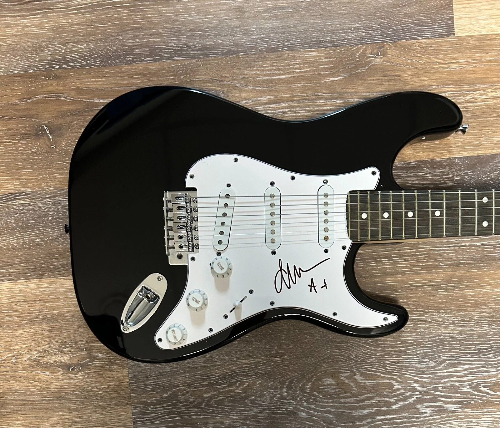 * ANTHONY GONZALEZ * SIGNED ELECTRIC GUITAR * M83 * 1 COLLECTIBLE MEMORABILIA