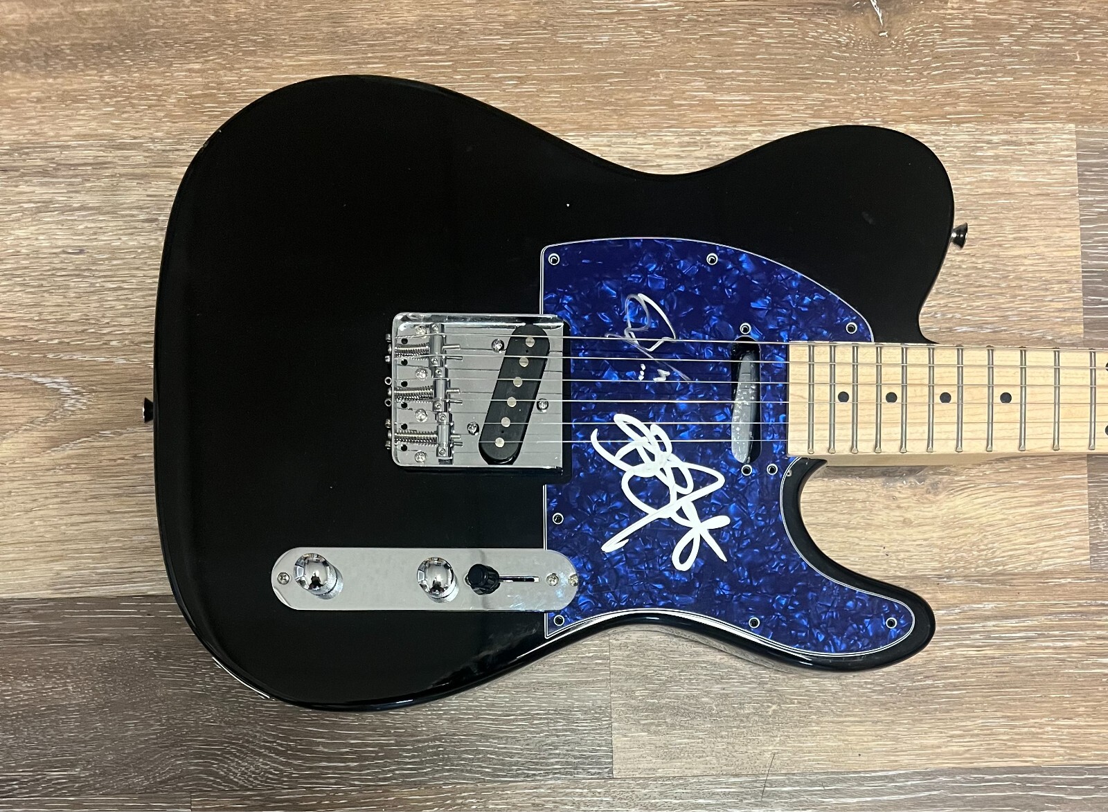 * BRENT SMITH & BRAD STEWART * signed electric guitar * SHINEDOWN * 4