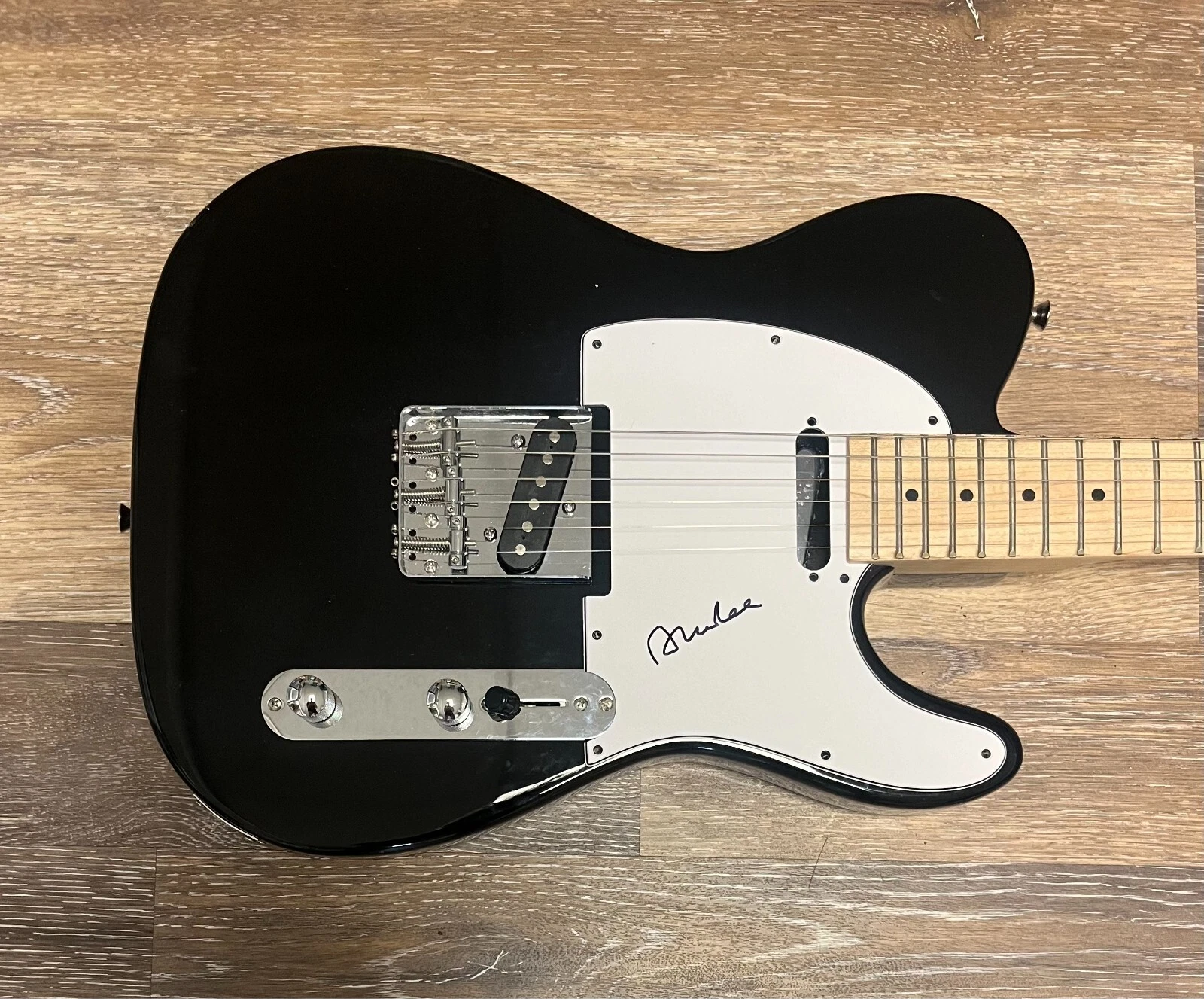 * ALBERT LEE * SIGNED ELECTRIC GUITAR * THE CRICKETS * HOGAN’S HEROES * 1 COLLECTIBLE MEMORABILIA