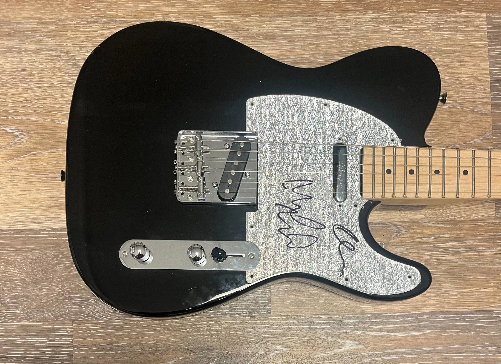 * PEARL JAM * signed electric guitar * MIKE MCCREADY & DAVE KRUSEN * 1