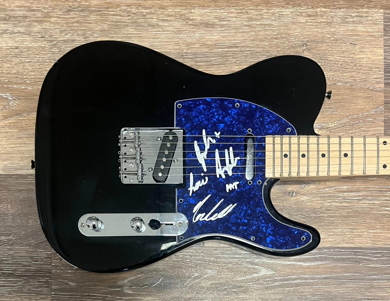 * PARCELS * signed electric guitar * PAT, LOUIE, NOAH, ANATOLE & JULES * 1
