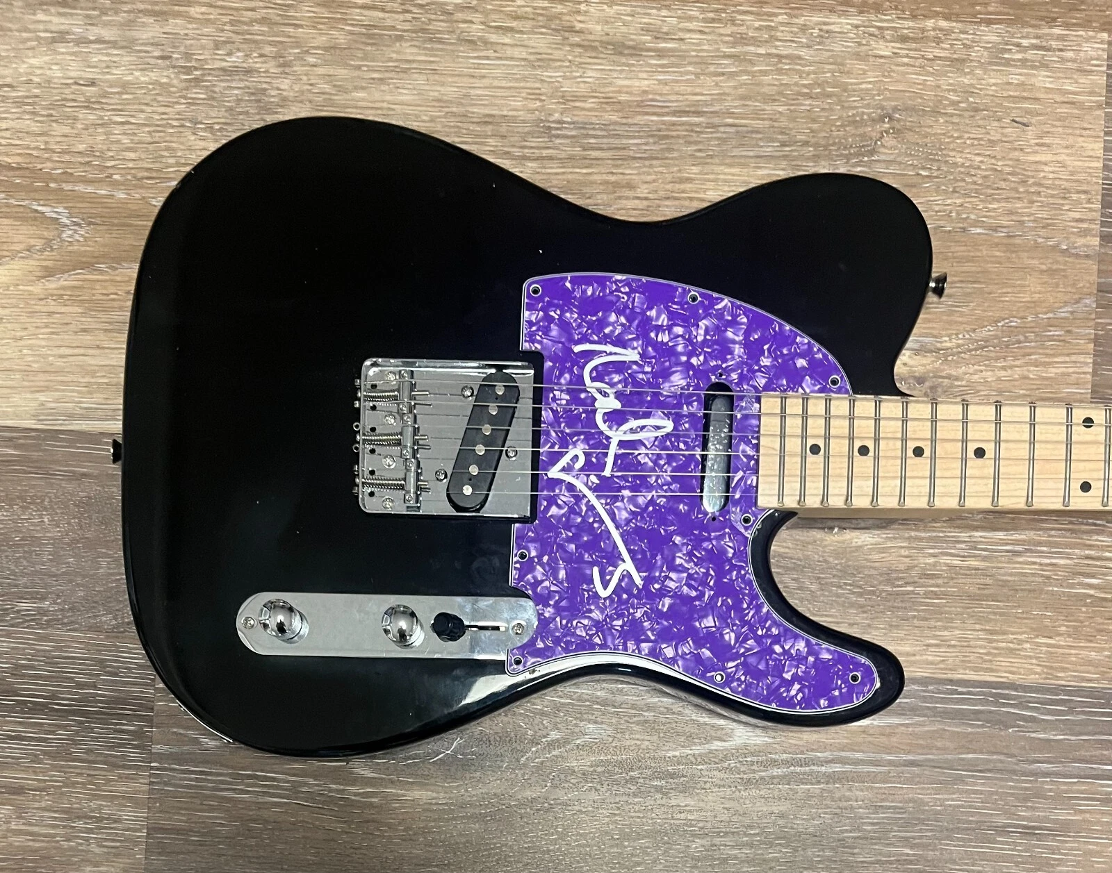 * NOAH CYRUS * signed electric guitar * JULY * 2