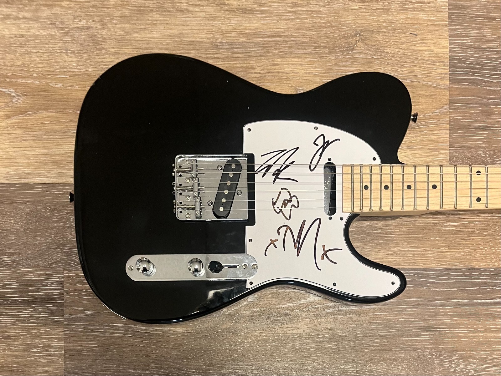 * RISE AGAINST * signed electric guitar * TIM MCILRATH, ZACH, JOE & BRANDON * 1