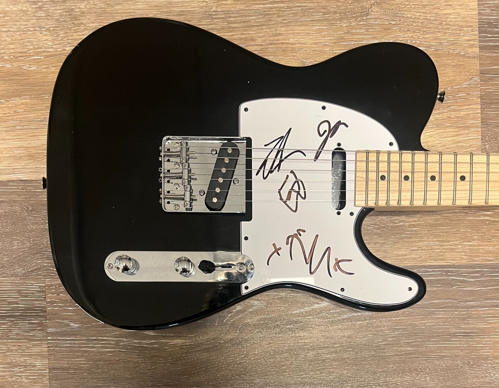 * RISE AGAINST * signed electric guitar * TIM MCILRATH, ZACH, JOE & BRANDON * 2