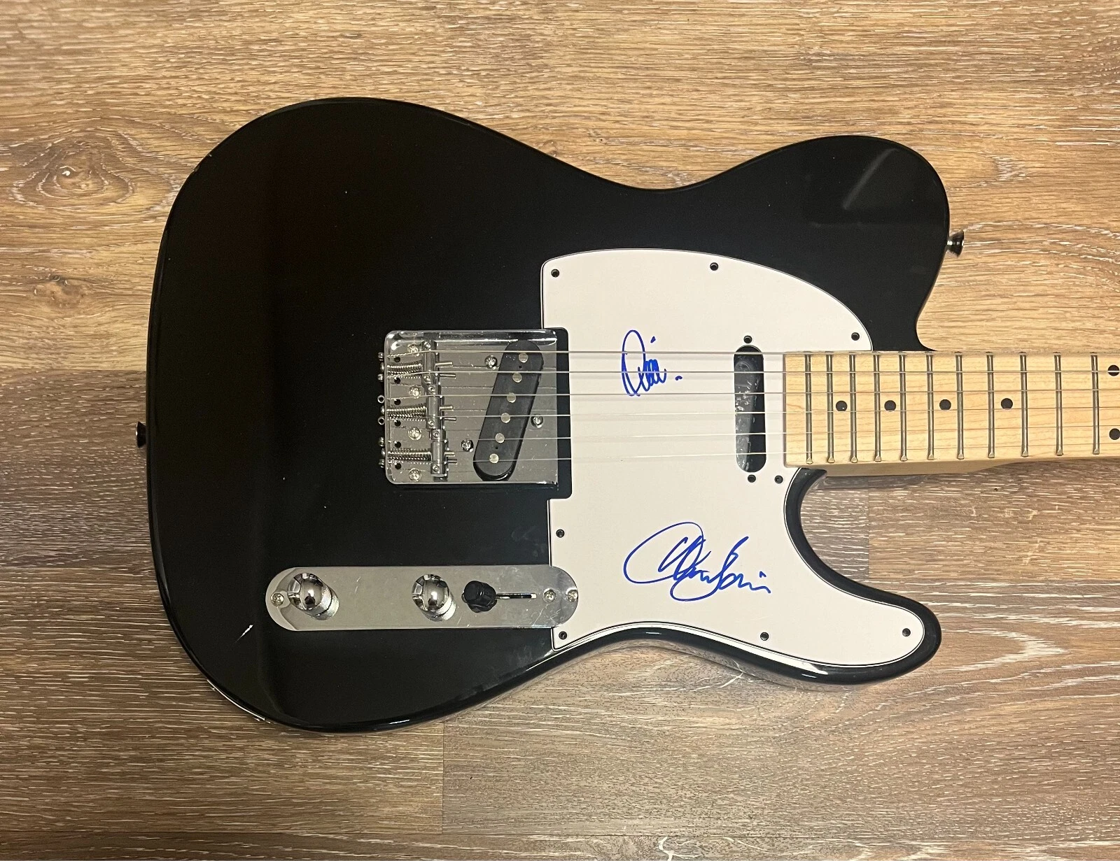 * AVERAGE WHITE BAND * signed electric guitar * ALAN GORRIE & ONNIE MCINTYRE *