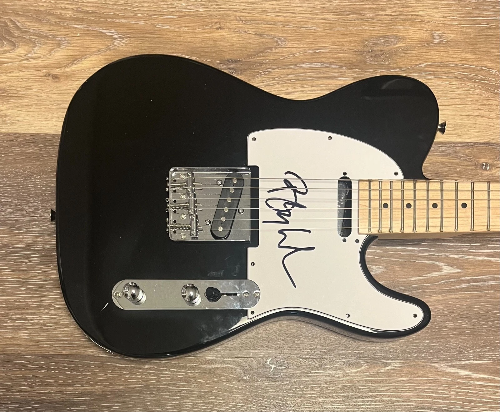 * BARRY MANILOW * SIGNED ELECTRIC GUITAR * READY TO TAKE A CHANCE * 1 COLLECTIBLE MEMORABILIA