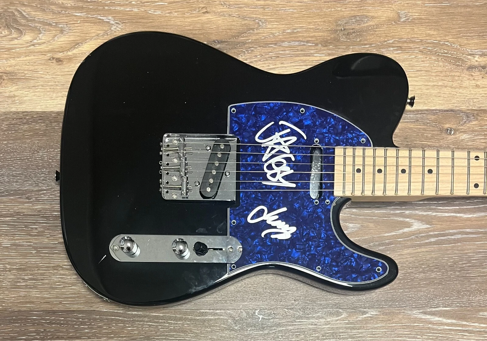* PAPA ROACH * signed electric guitar * JACOBY SHADDIX & JERRY HORTON * 1