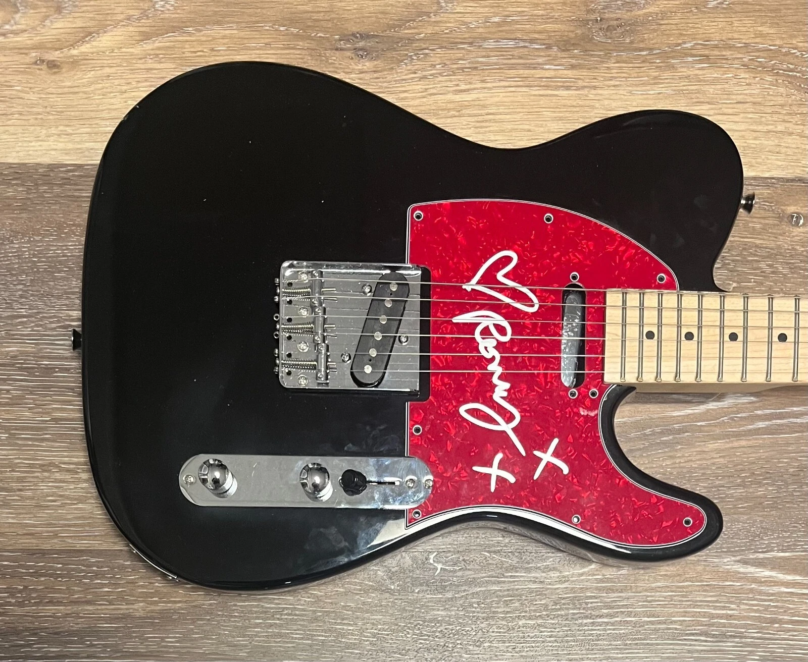 * ROMY MADLEY CROFT * signed electric guitar * THE XX * 2