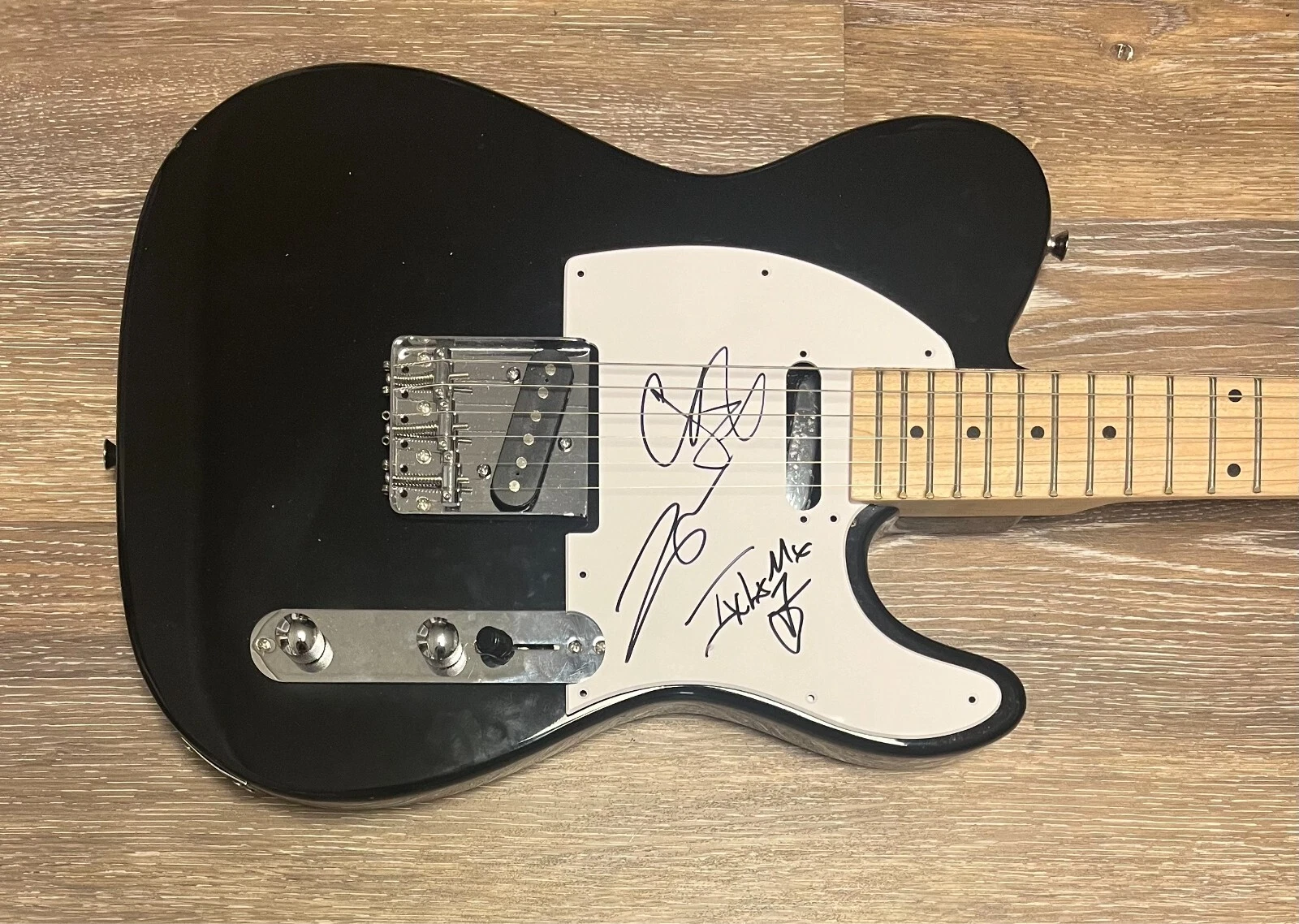 * FIVE FINGER DEATH PUNCH * signed electric guitar * IVAN MOODY, CHRIS & ZOLTAN