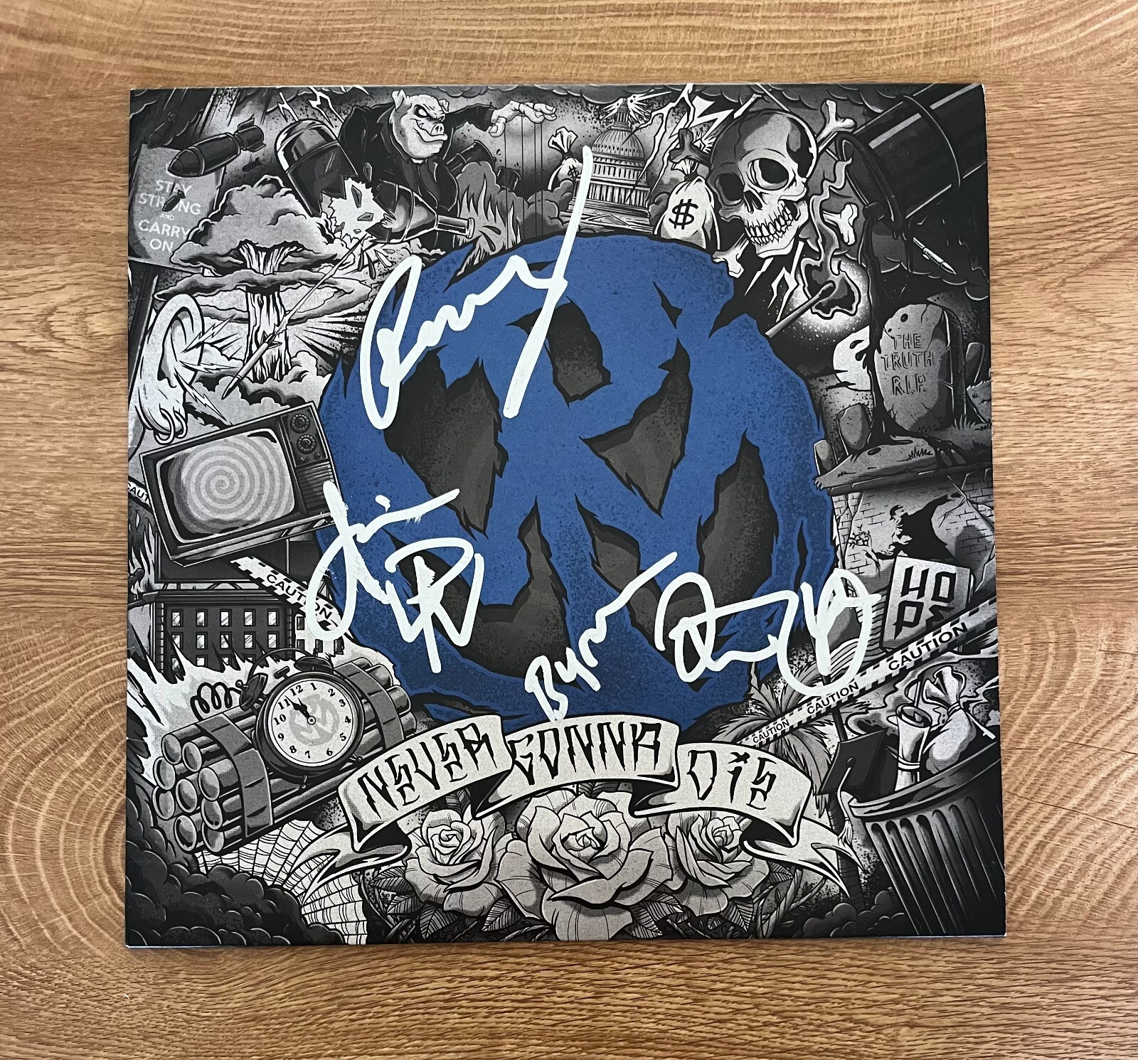 * PENNYWISE * signed album * NEVER GONNA DIE * JIM, BYRON, RANDY & FLETCHER *