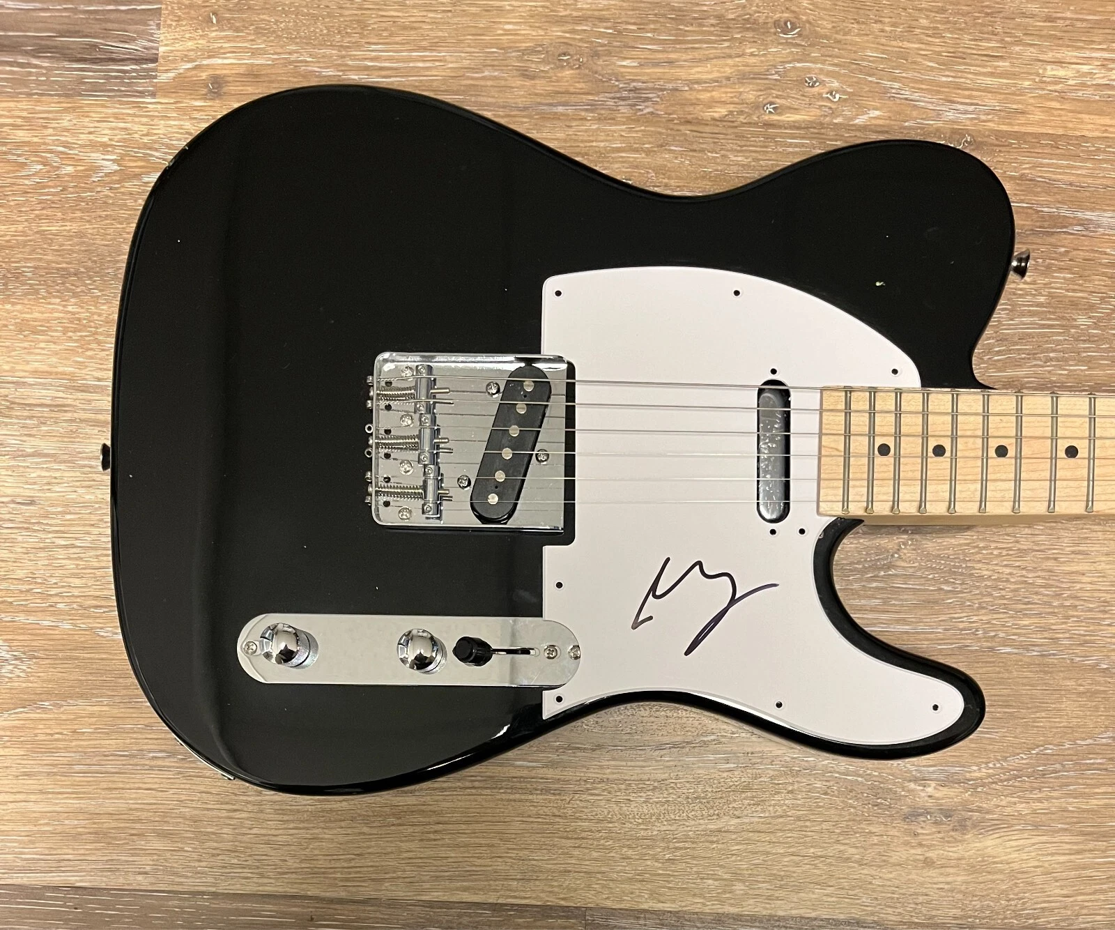 * MATTHEW RAMSEY * signed guitar * OLD DOMINION * 1