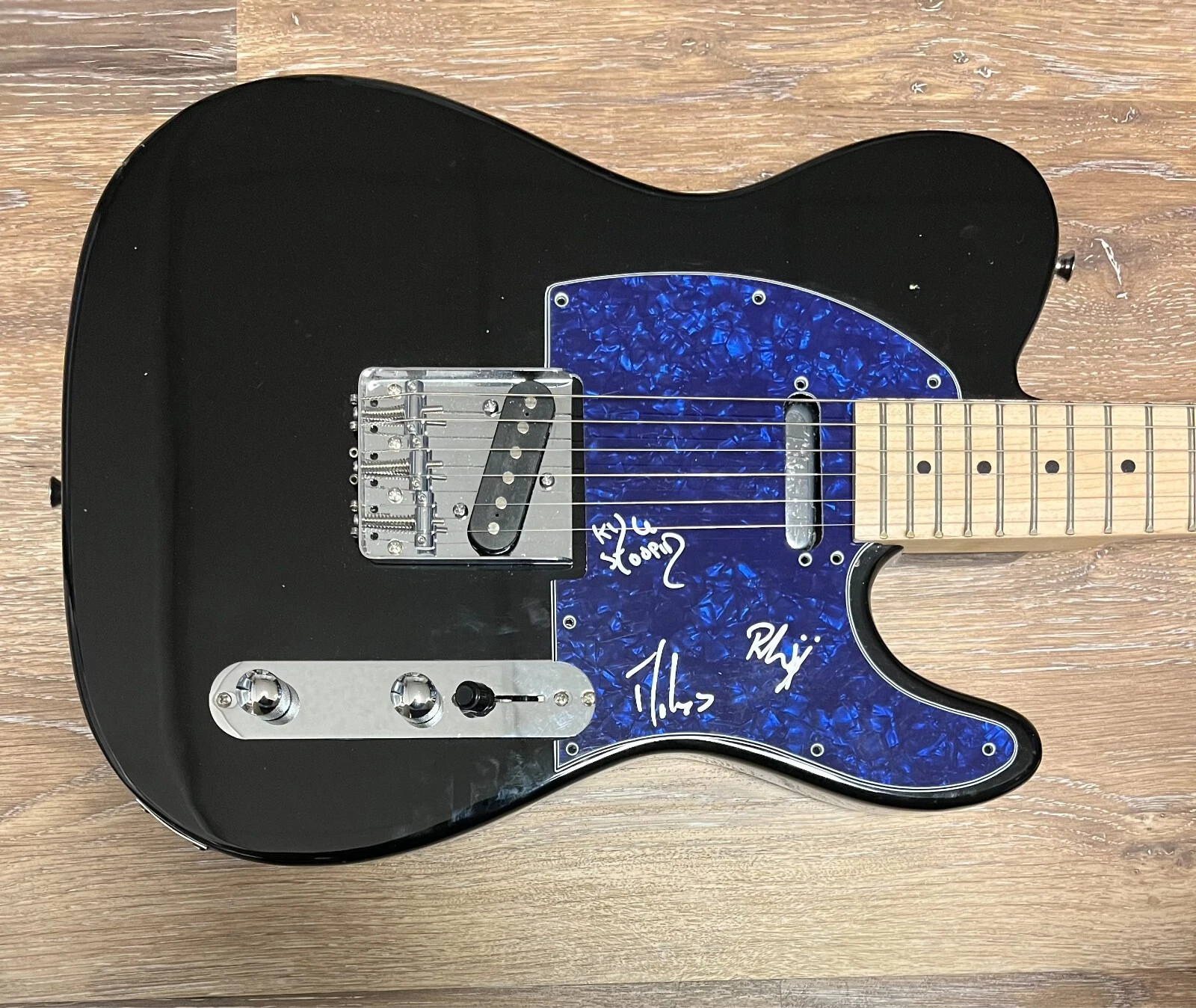 * SLIGHTLY STOOPID * signed guitar *  MILES DOUGHTY, KYLE MCDONALD & RYAN * 1