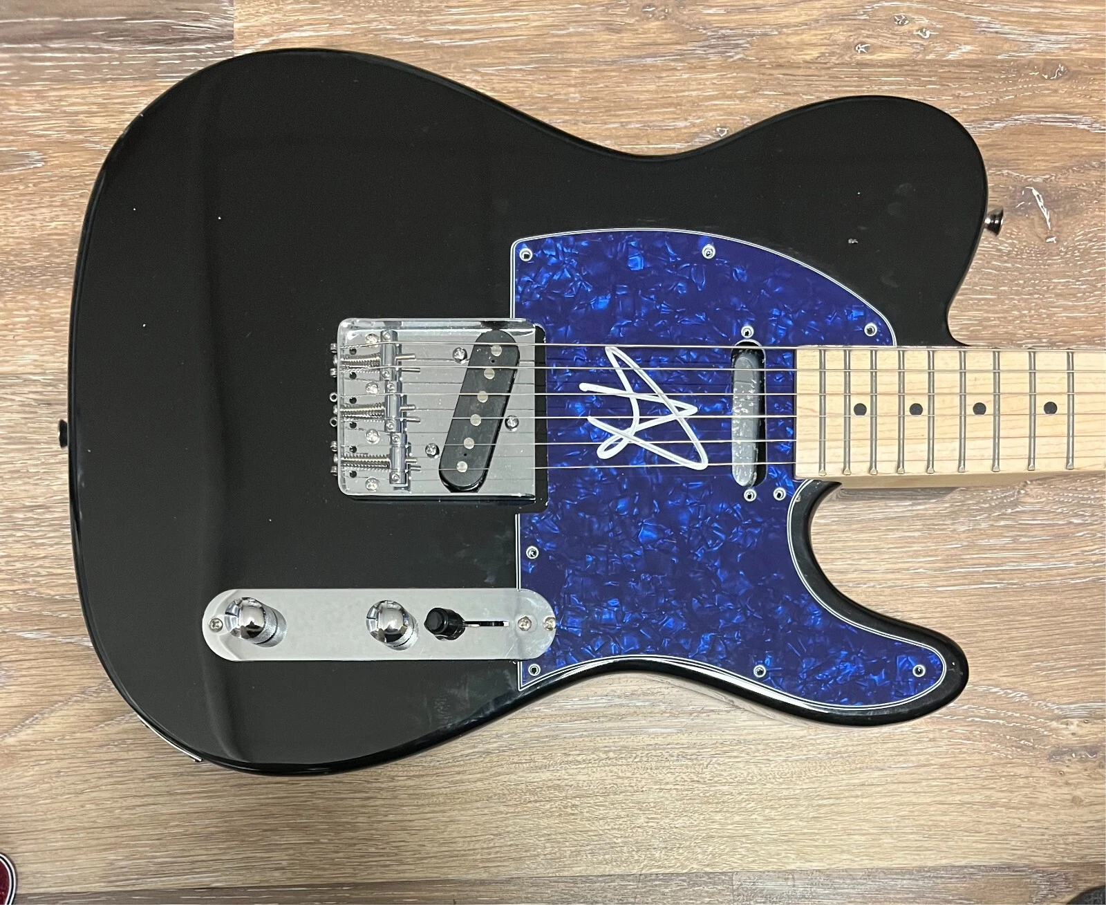 * MARTIN JOHNSON * signed guitar * BOYS LIKE GIRLS * 2