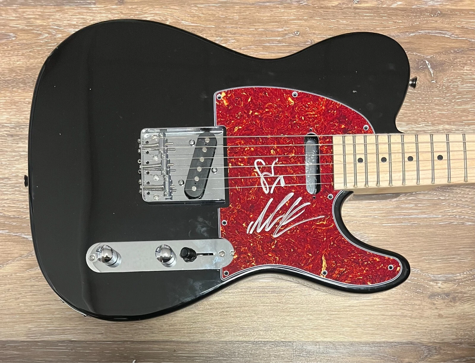 * THE WANTED * signed electric guitar * MAX GEORGE & SIVA KANESWARAN * 1