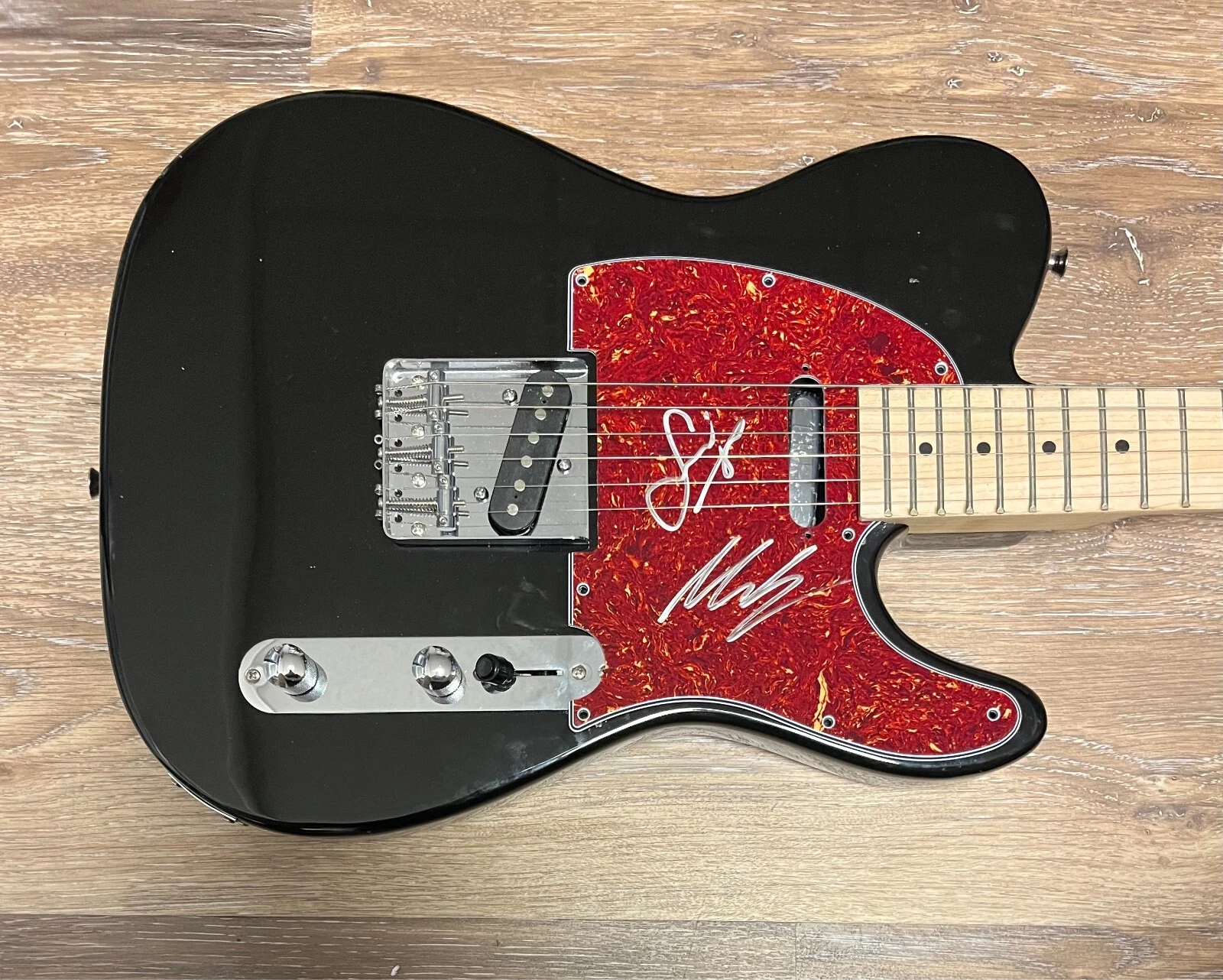 * THE WANTED * signed electric guitar * MAX GEORGE & SIVA KANESWARAN * 2