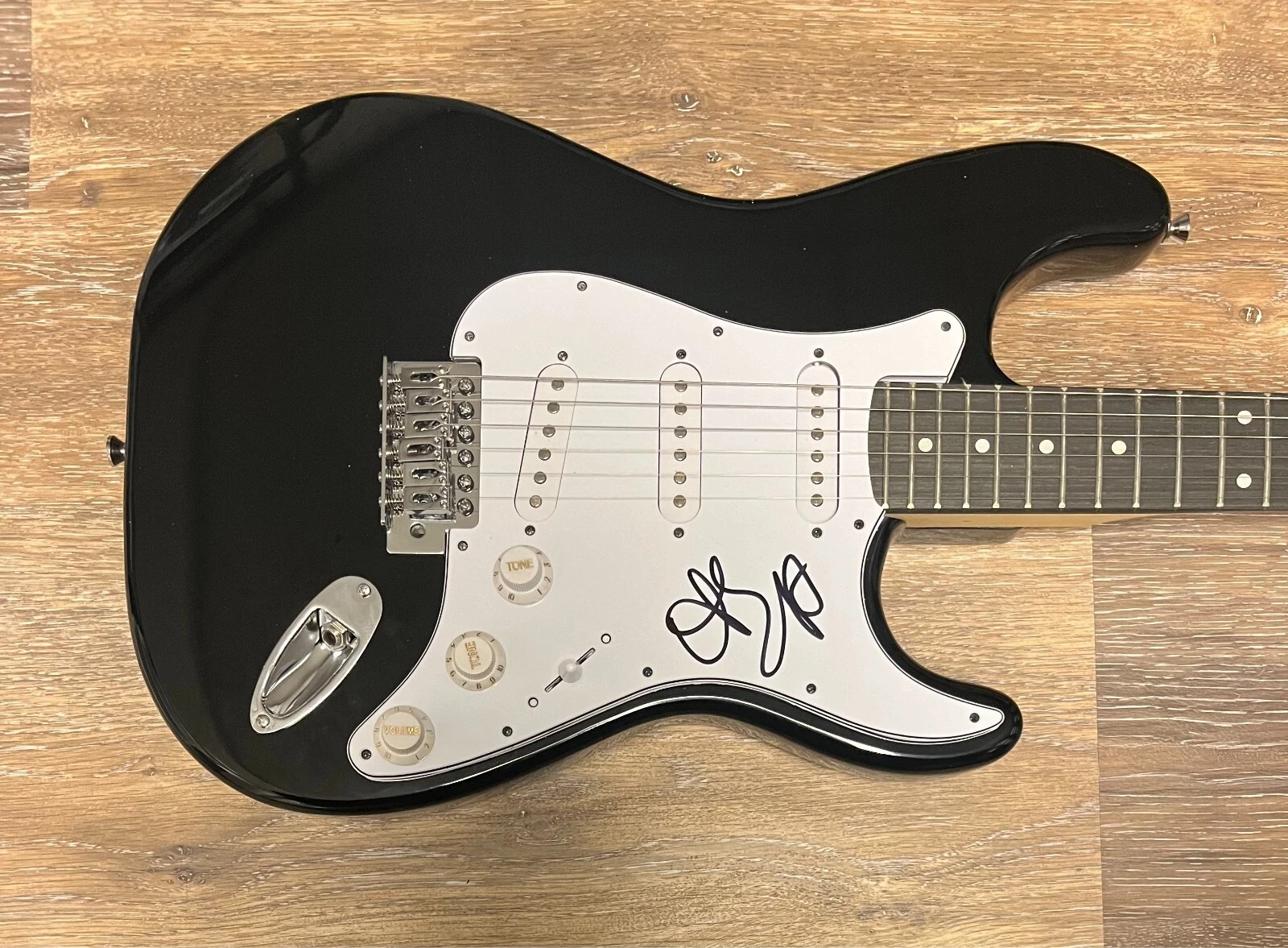 * ALANIS MORISSETTE * SIGNED ELECTRIC GUITAR * JAGGED LITTLE PILL * COLLECTIBLE MEMORABILIA