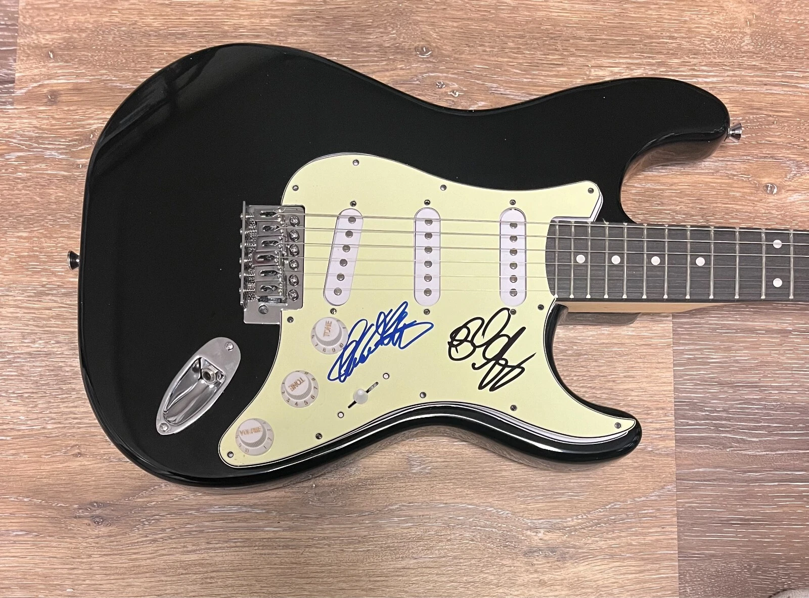 * YES * signed electric guitar * ALAN WHITE & RICK WAKEMAN *