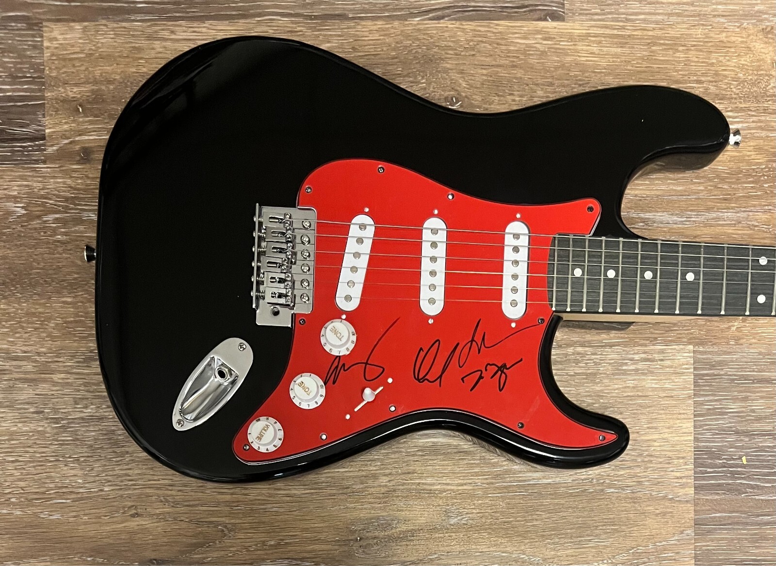 * DISTURBED * signed electric guitar * DAVID DRAIMAN, DAN, MIKE & JOHN *