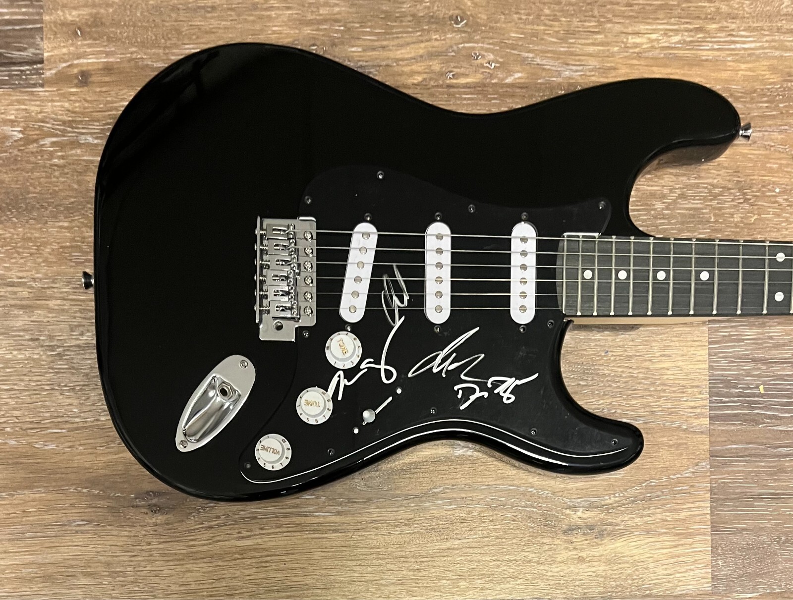 * DISTURBED * signed electric guitar * DAVID DRAIMAN, DAN, MIKE & JOHN *