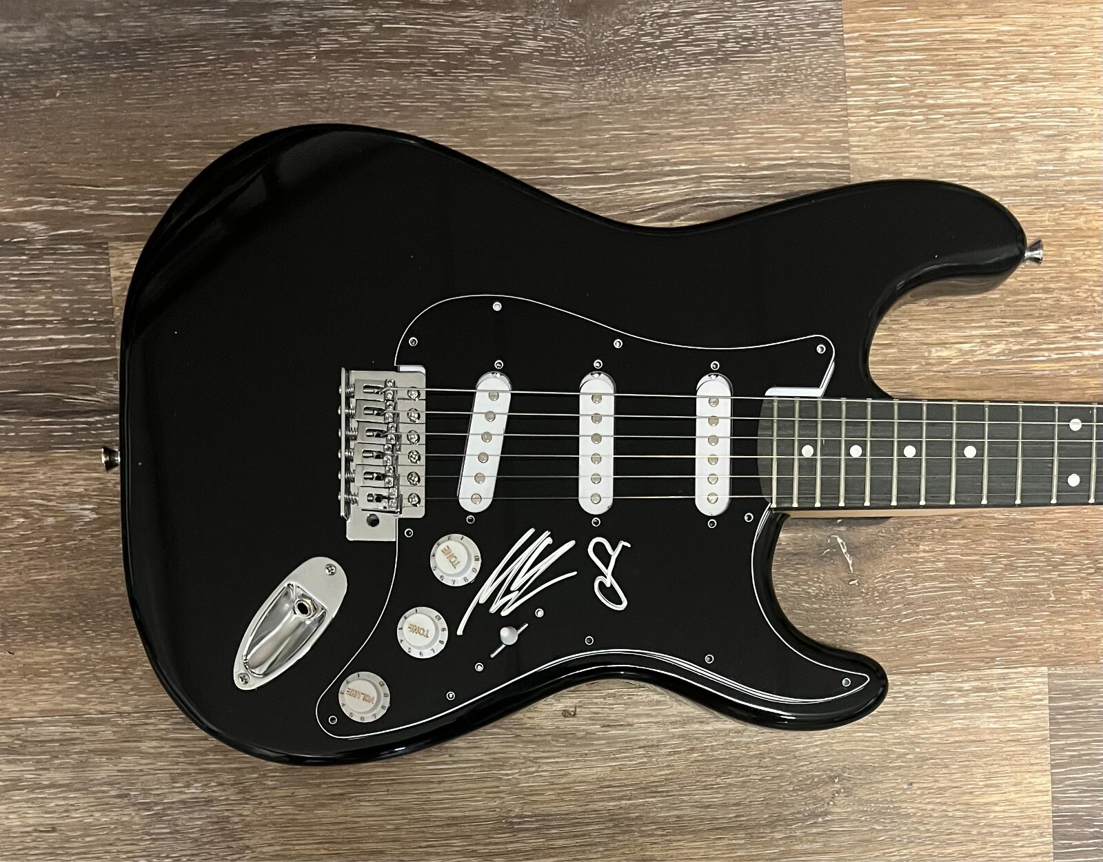 * THE WANTED * signed electric guitar * MAX GEORGE & SIVA KANESWARAN *