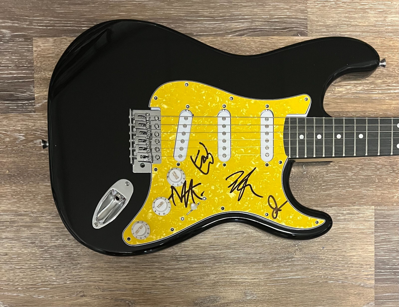 * RISE AGAINST * signed electric guitar * TIM MCILRATH, BRANDON, ZACH & JOE *