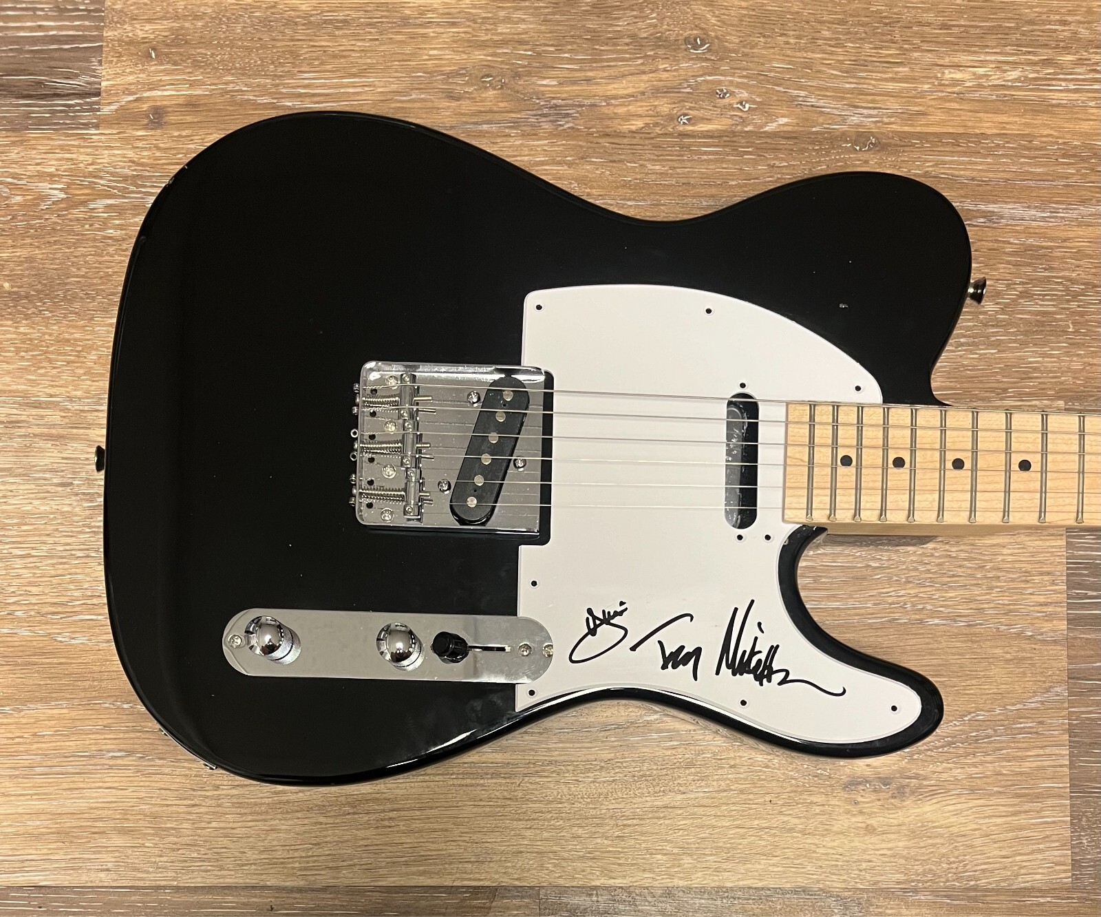 * MXPX * signed electric guitar * MIKE HERRERA, YURI RULEY & TOM WISNIEWSKI *