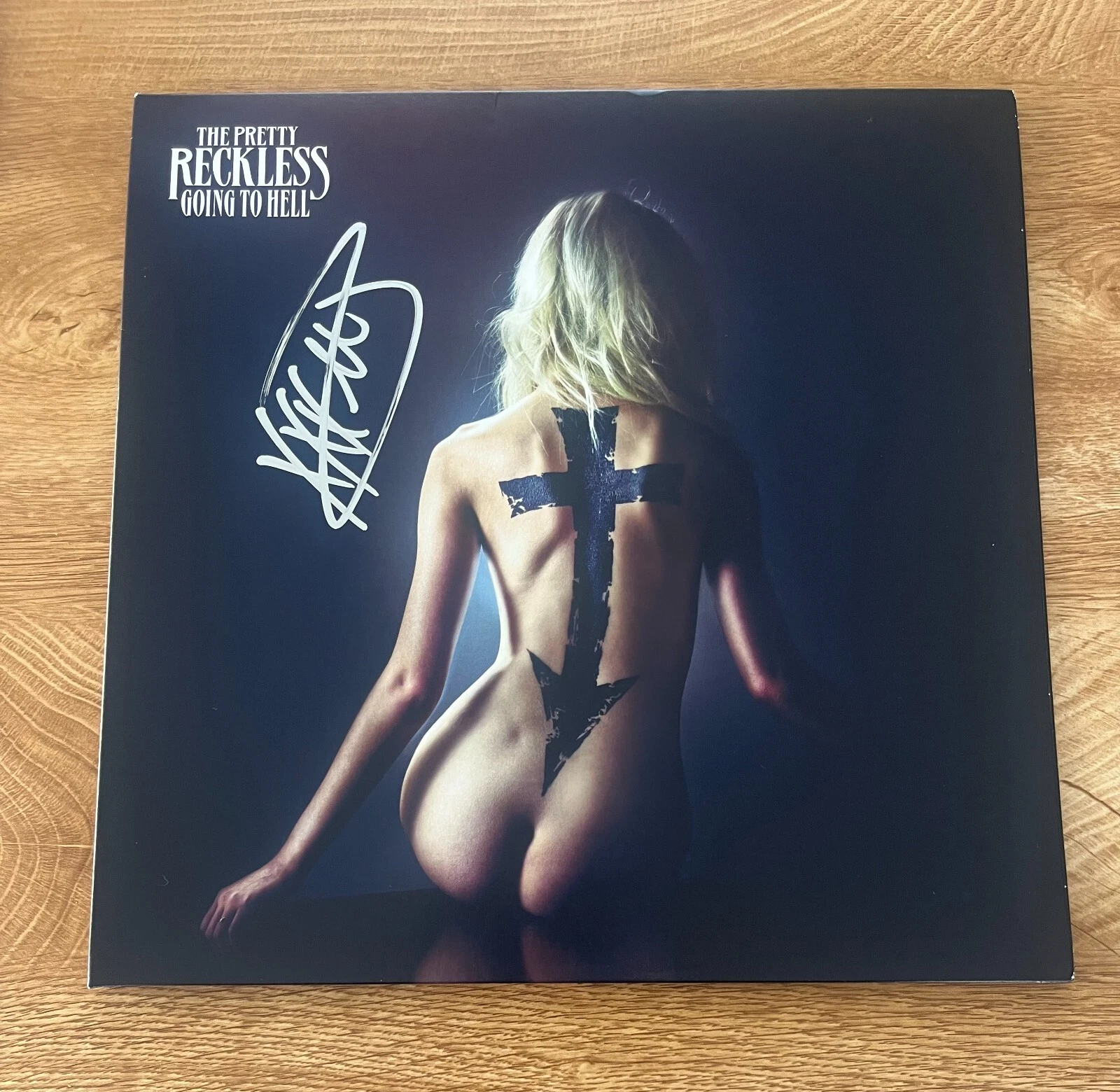* TAYLOR MOMSEN * signed vinyl album * THE PRETTY RECKLESS * GOING TO HELL *