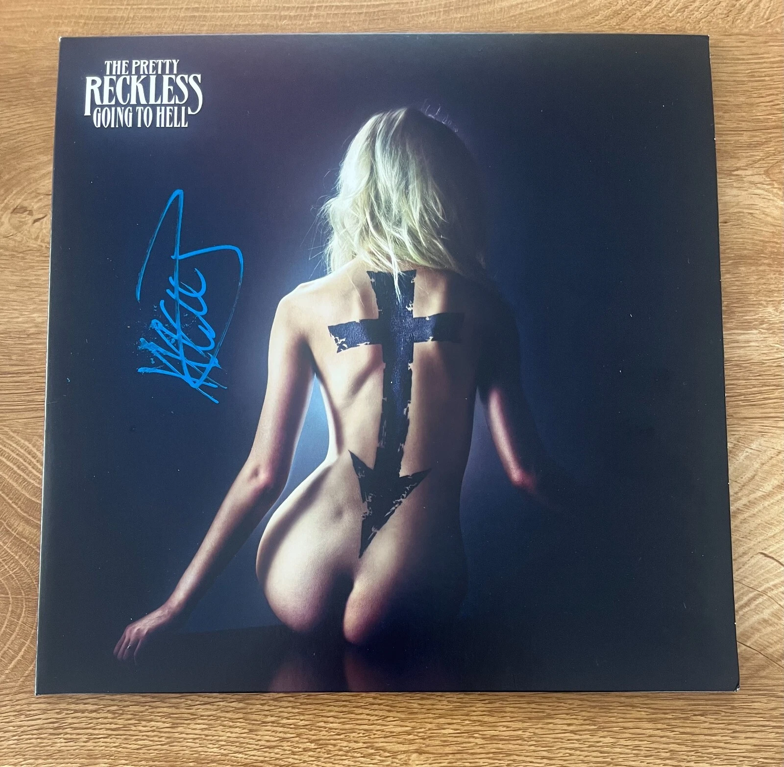 * TAYLOR MOMSEN * signed vinyl album * THE PRETTY RECKLESS * GOING TO HELL *
