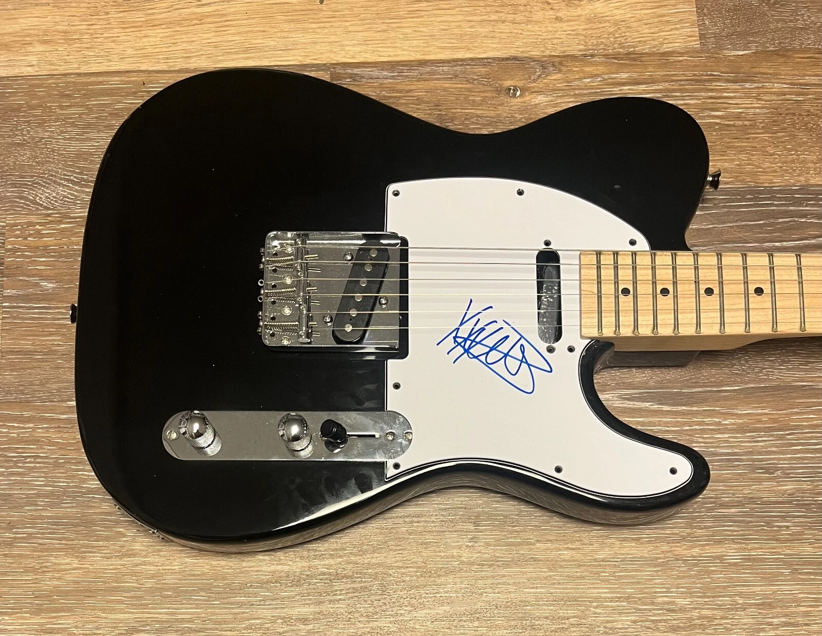 * TAYLOR MOMSEN * signed electric guitar * THE PRETTY RECKLESS *