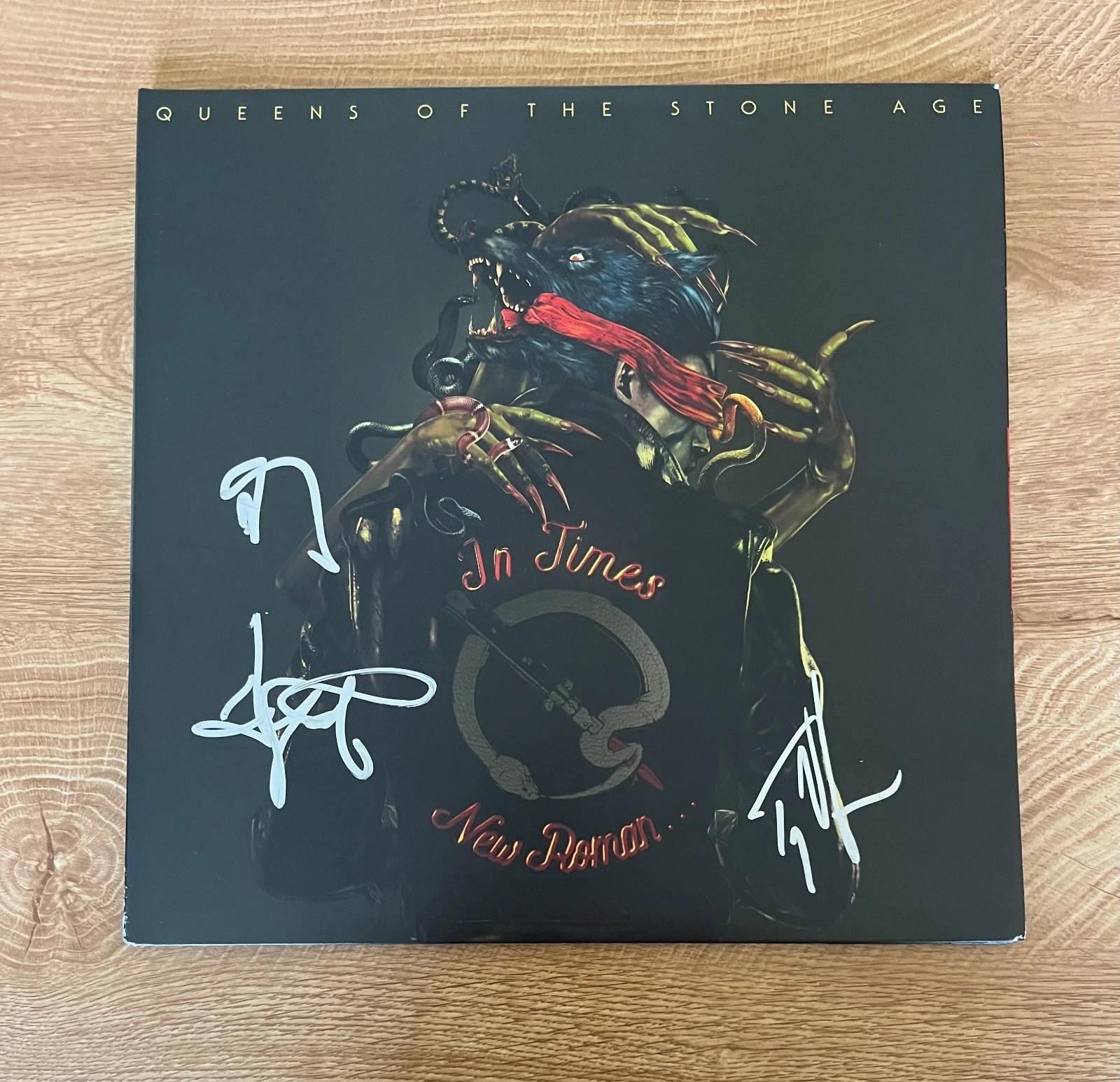 * QUEENS OF THE STONE AGE * signed vinyl album * IN TIMES NEW ROMAN *