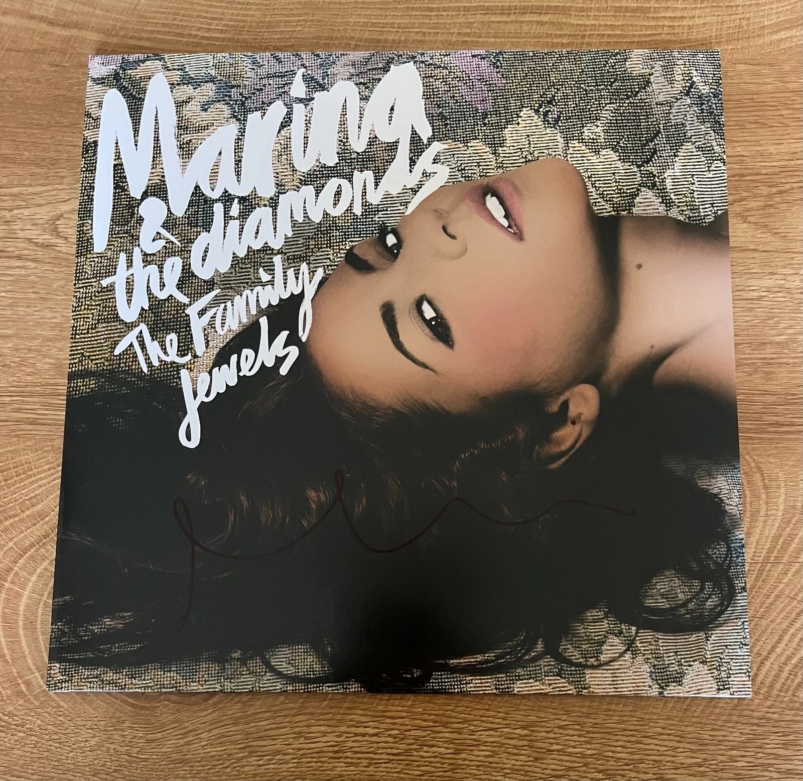 * MARINA DIAMANDIS * signed album * MARINA & THE DIAMONDS THE FAMILY JEWELS *