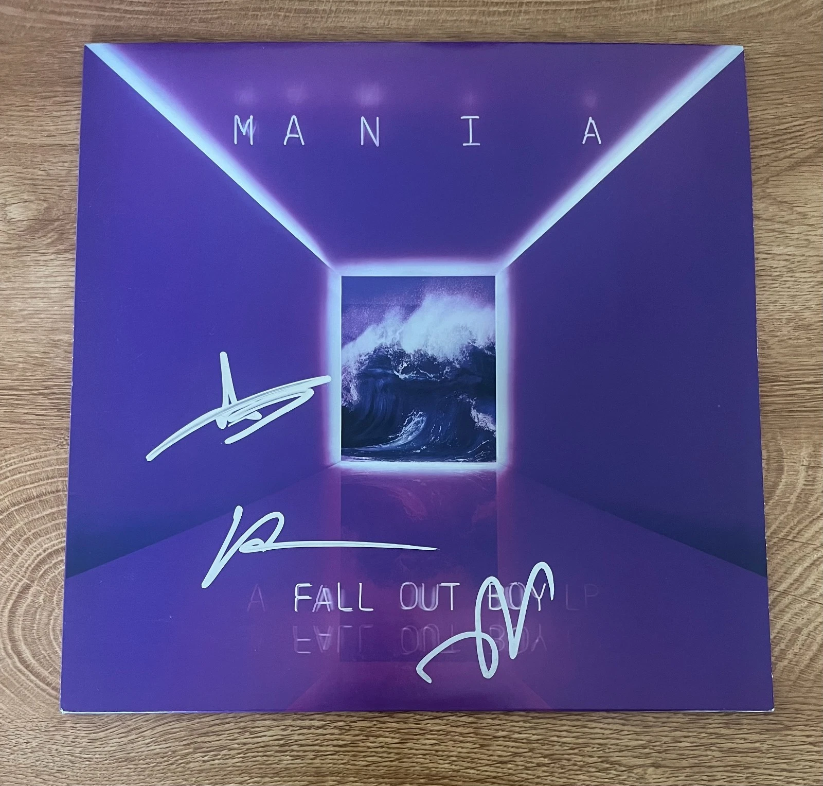 * FALL OUT BOY * signed album * MANIA * PETE , PATRICK & ANDY *