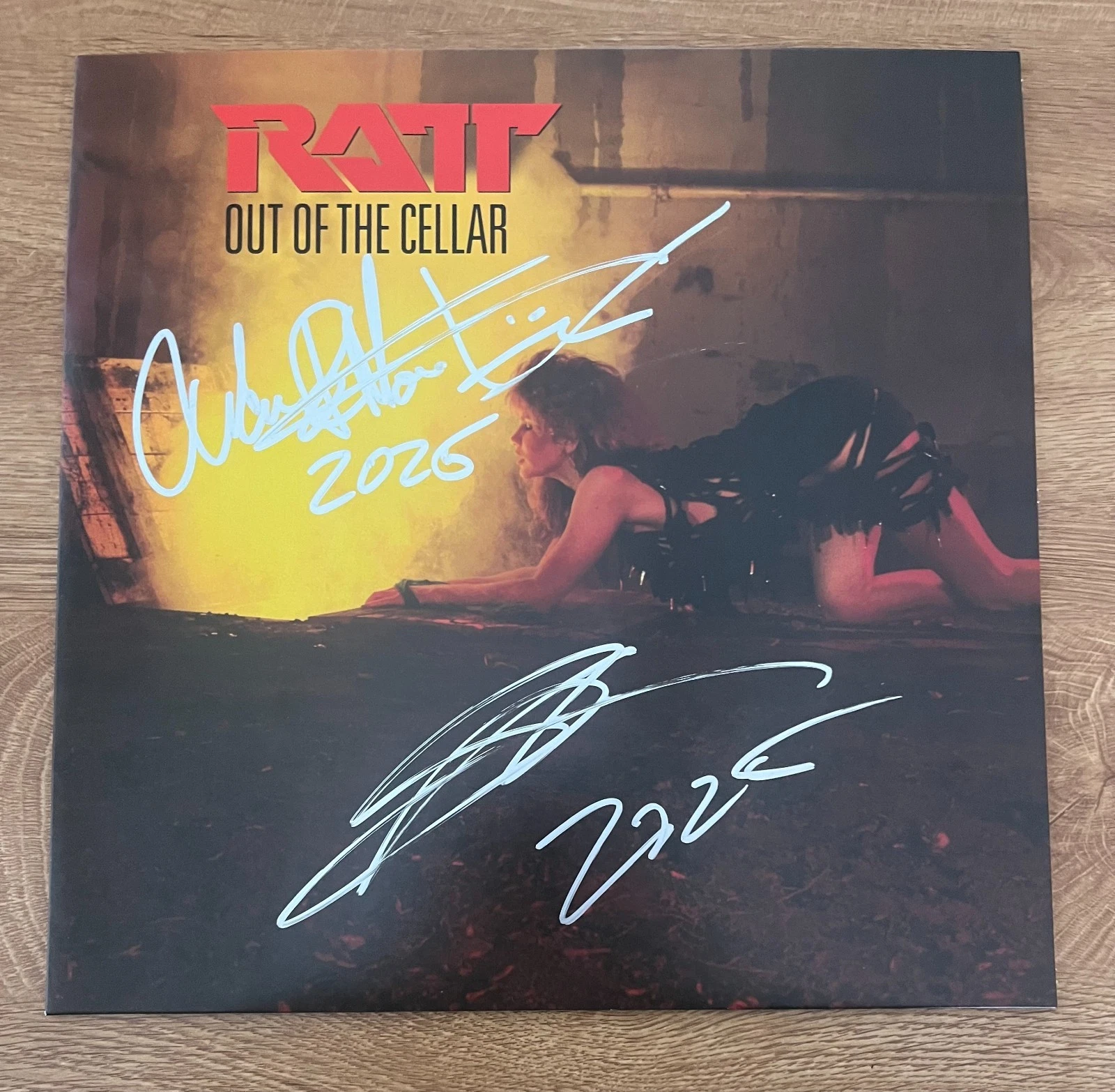 * RATT * signed album * OUT OF THE CELLAR * STEPHEN PEARCY & WARREN * COA