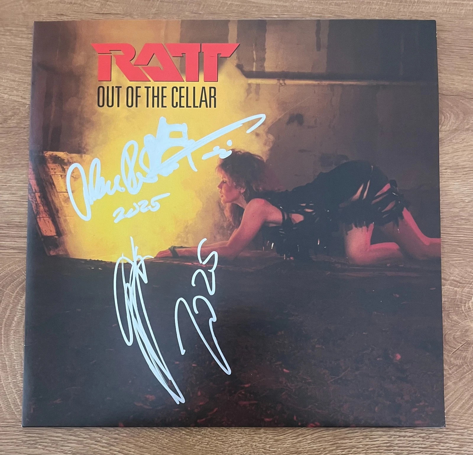 * RATT * signed album * OUT OF THE CELLAR * STEPHEN PEARCY & WARREN * COA