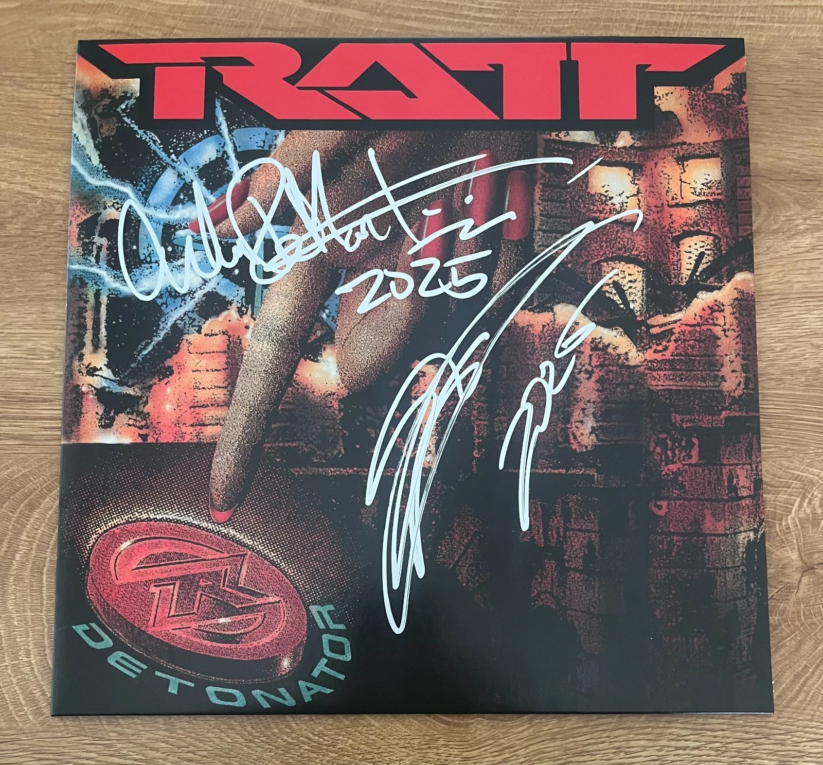 * RATT * signed album * DETONATOR * STEPHEN PEARCY & WARREN DEMARTINI * COA