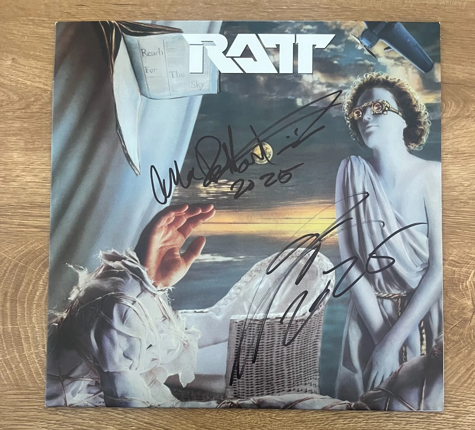 * RATT * signed album * REACH FOR THE SKY * STEPHEN PEARCY & WARREN * COA