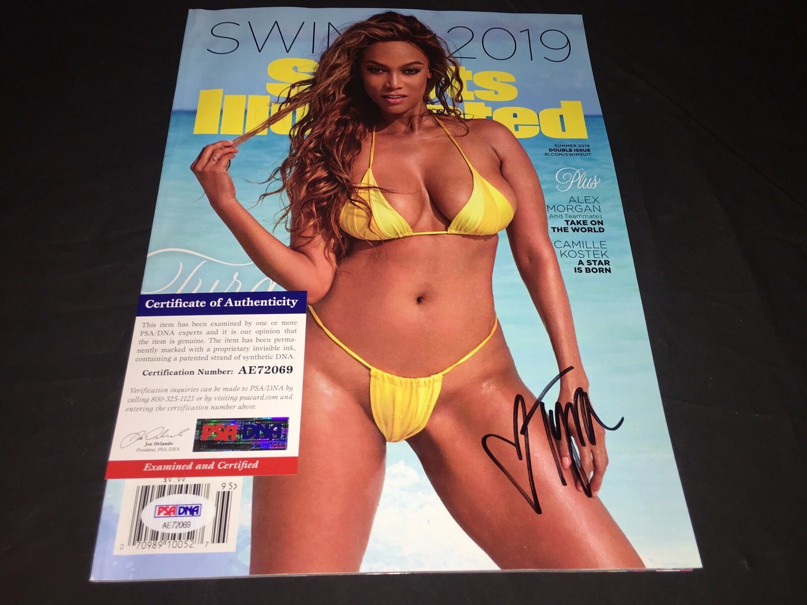 Tyra Banks Signed SI Sports Illustrated Swimsuit Edition Full Mag PSA/DNA
