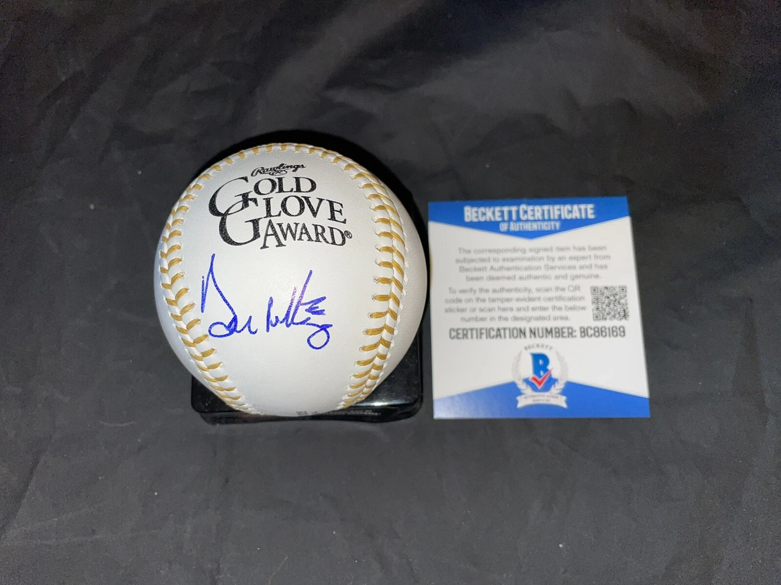 Don Mattingly Signed Official Gold Glove Baseball New York Yankees Beckett