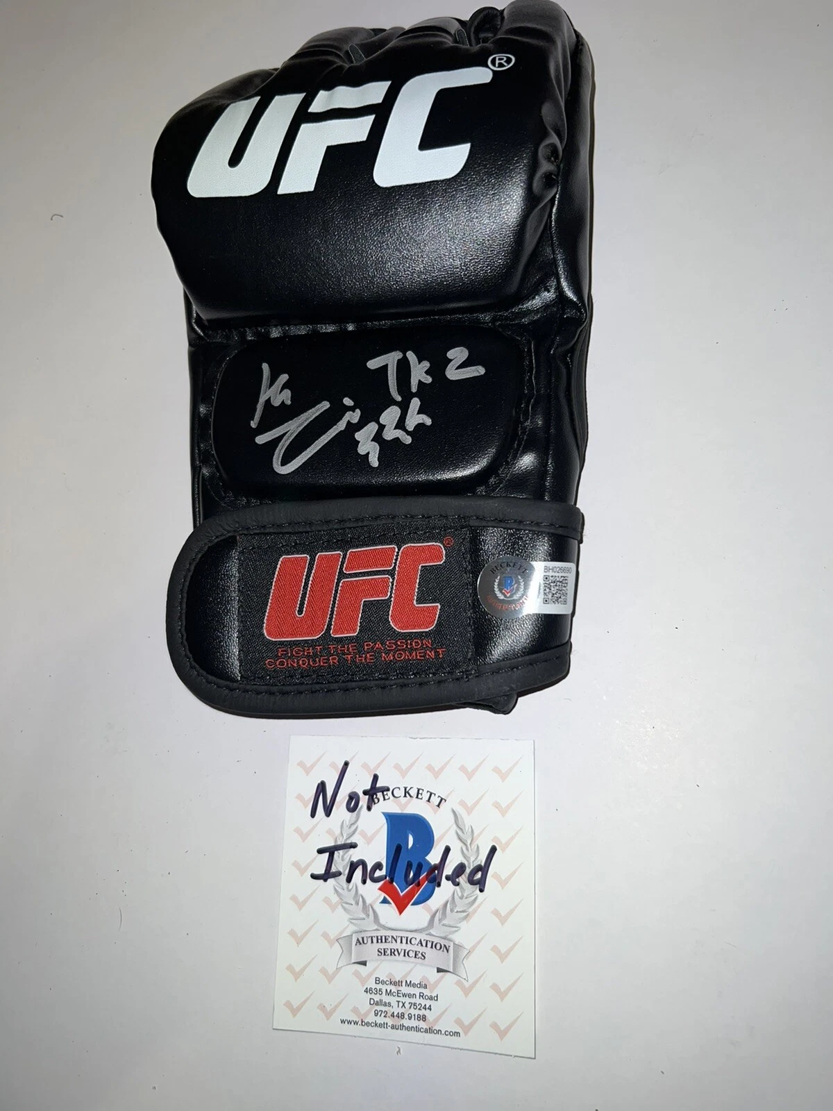 Jung Chan-sung Signed UFC Glove Featherweight “The Korean Zombie” Beckett #2