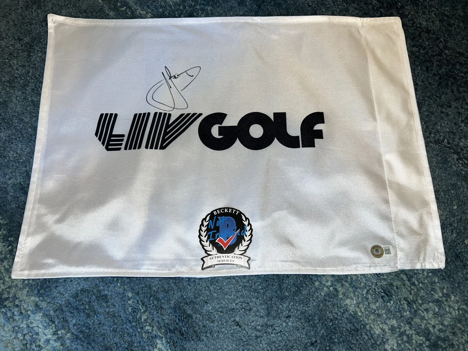 Cameron “Cam” Smith Signed Official LIV Golf Flag LIV Star Punch GC Beckett