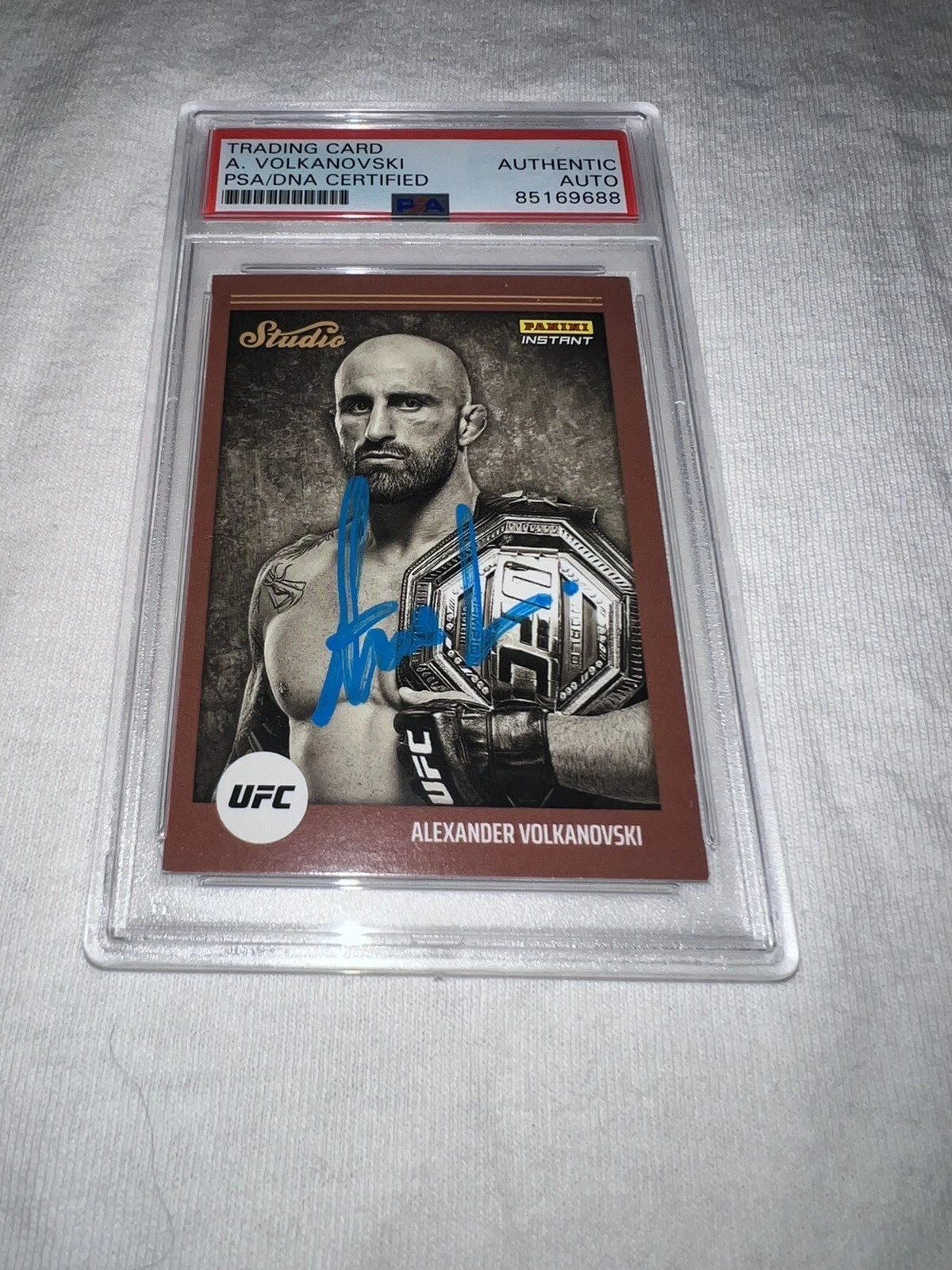 Alexander Volkanovski Signed 2022 Panini Instant Studio UFC Trading Card PSA