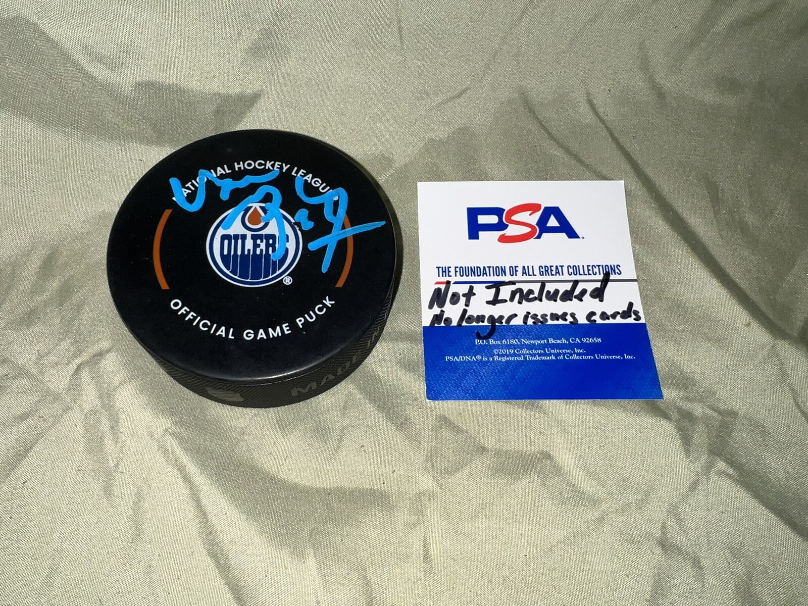 WAYNE GRETZKY SIGNED OFFICIAL EDMONTON OILERS PUCK LEGEND THE GREAT ONE PSA/DNA COLLECTIBLE MEMORABILIA