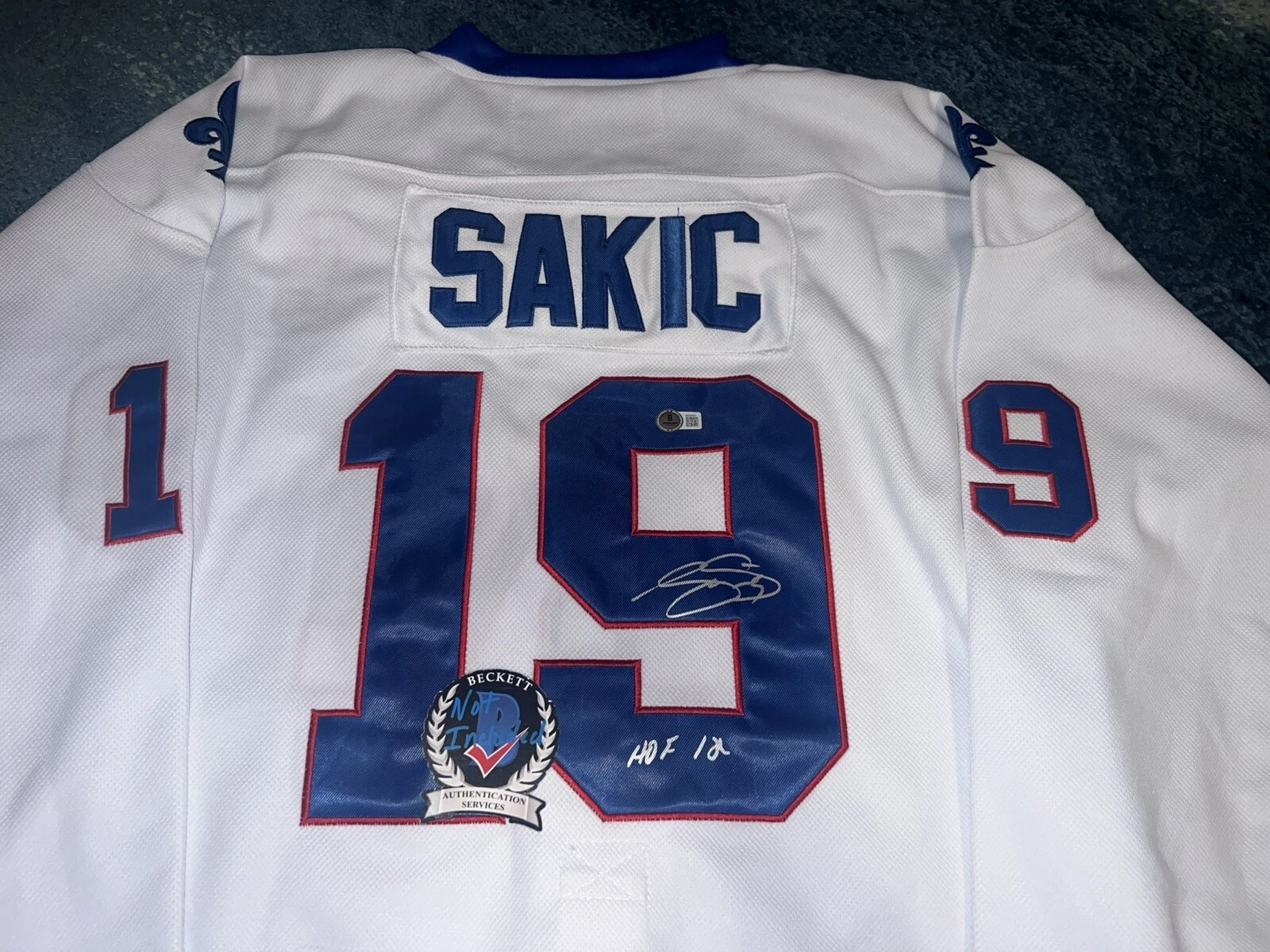 Joe Sakic Signed Colorado Avalanche Jersey All Star Hall Of Fame Beckett