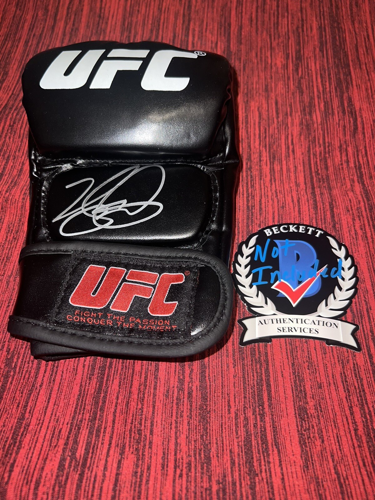 Kelvin Gastelum Signed UFC Glove UFC Superstar Contender Beckett