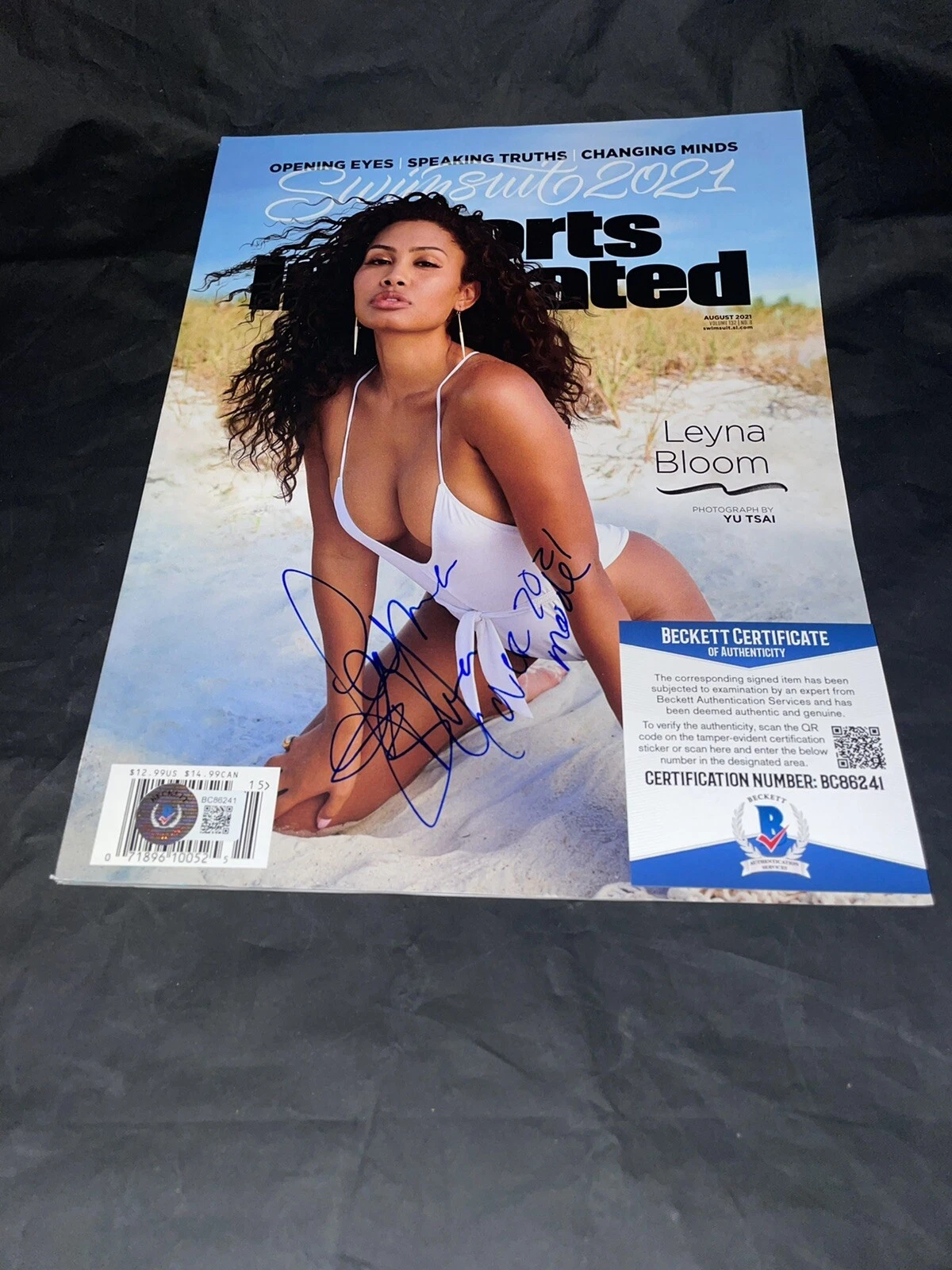 Leyna Bloom Signed SI Sports Illustrated Swimsuit Edition Full Mag Beckett