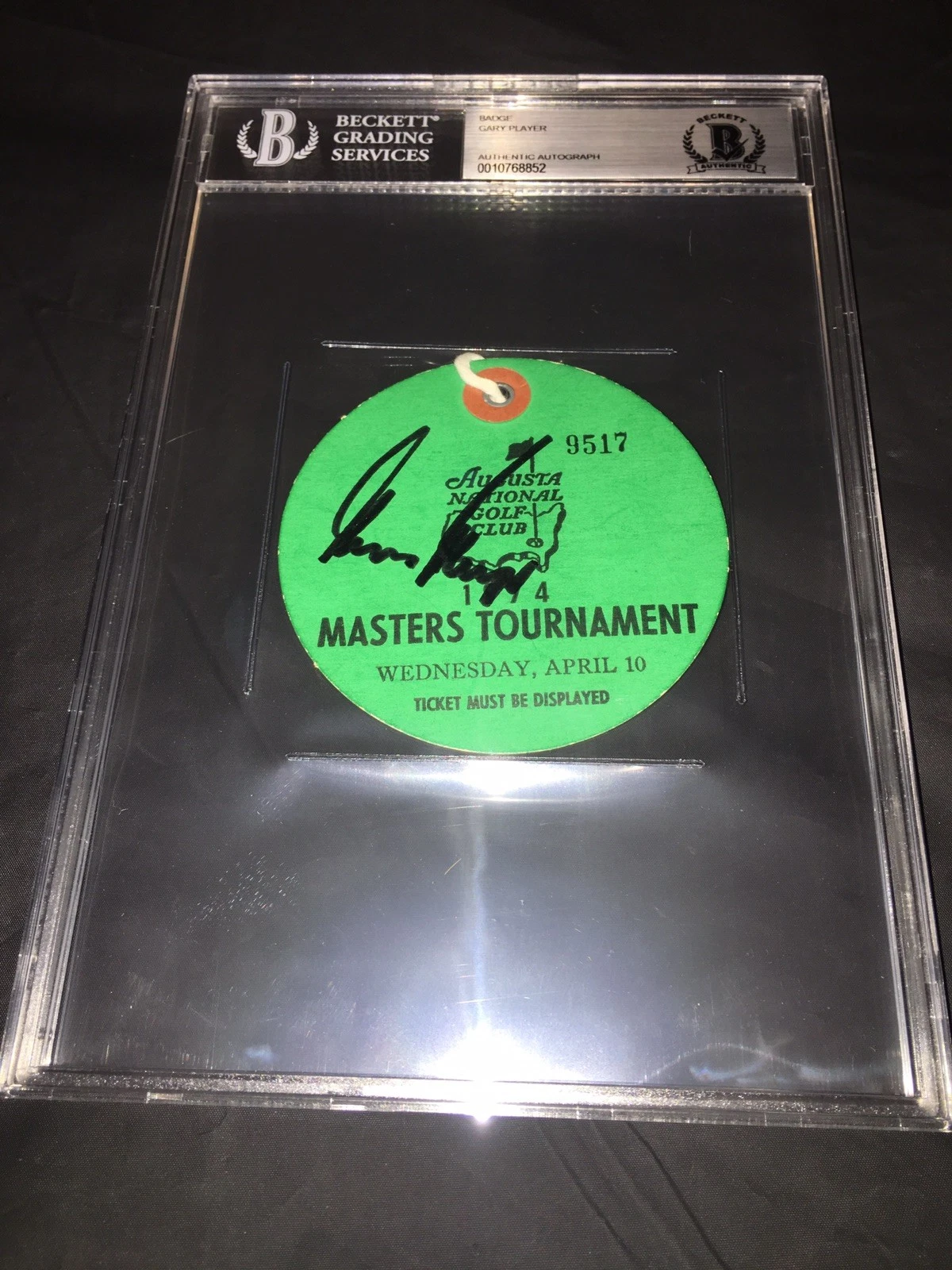 GARY PLAYER SIGNED OFFICIAL 1974 MASTERS BADGE PRACTICE ROUND TICKET BECKETT COLLECTIBLE MEMORABILIA