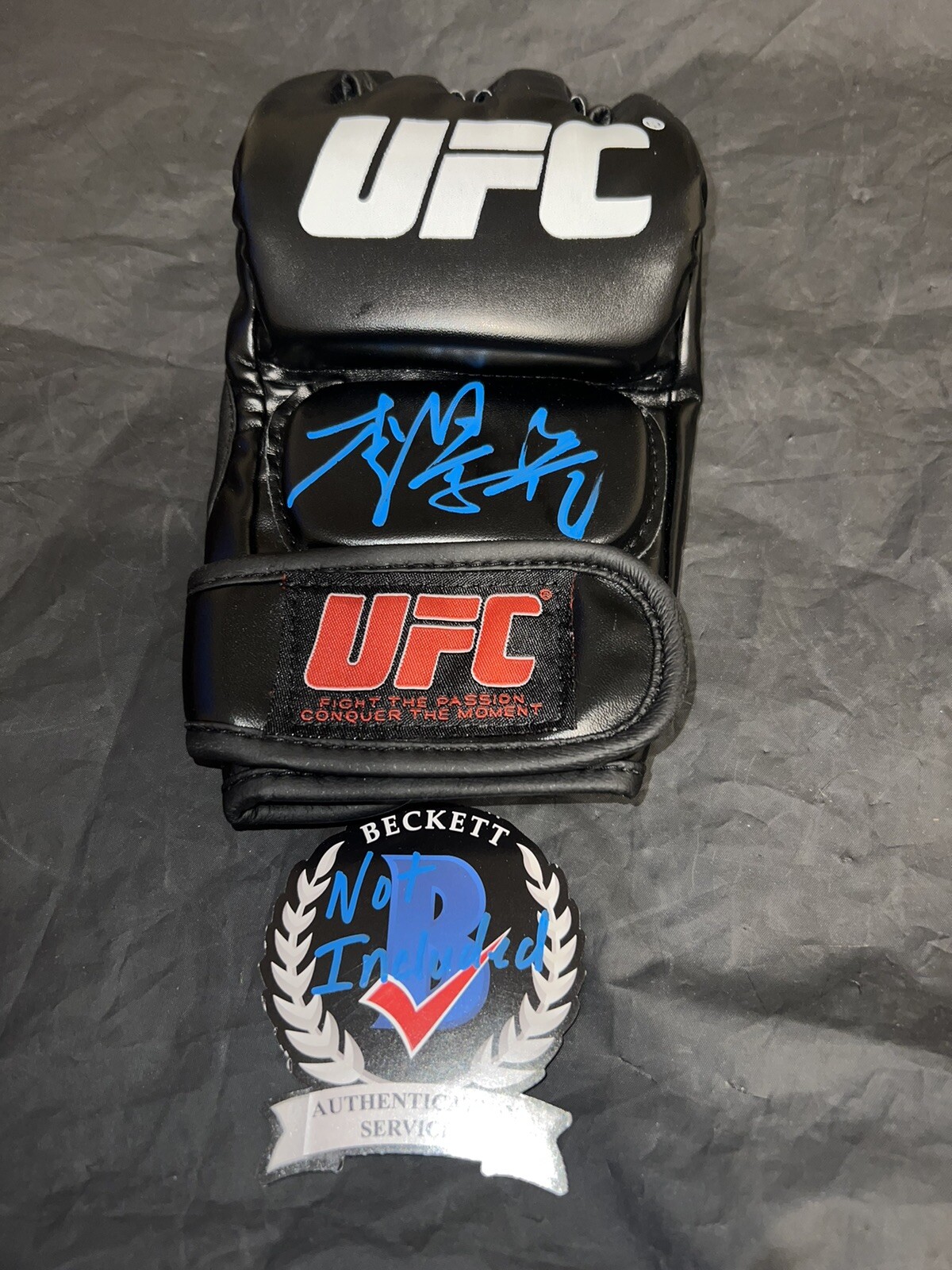 Li Jingliang Signed UFC Boxing Glove UFC Champ “The Leech” Beckett #7