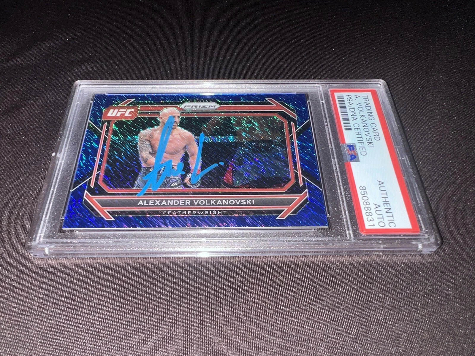 Alexander Volkanovski Signed 2023 Panini Prizm UFC Card 4/10 Blue Shimmer PSA