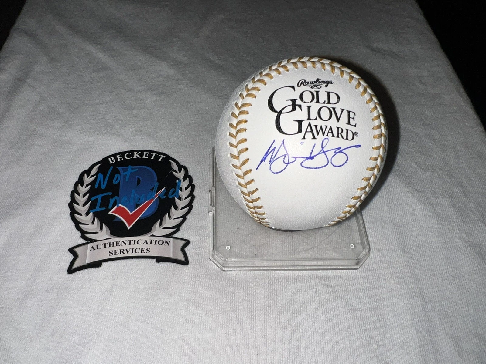 Michael Young Signed Official Gold Glove Baseball Texas Rangers Beckett