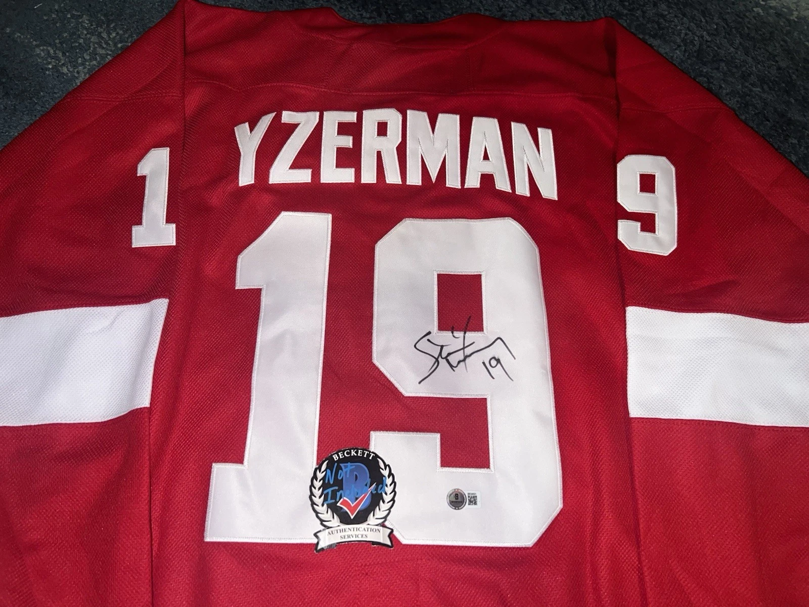 Steve Yzerman Signed Detroit Red Wings Jersey All Star Hall Of Fame Beckett